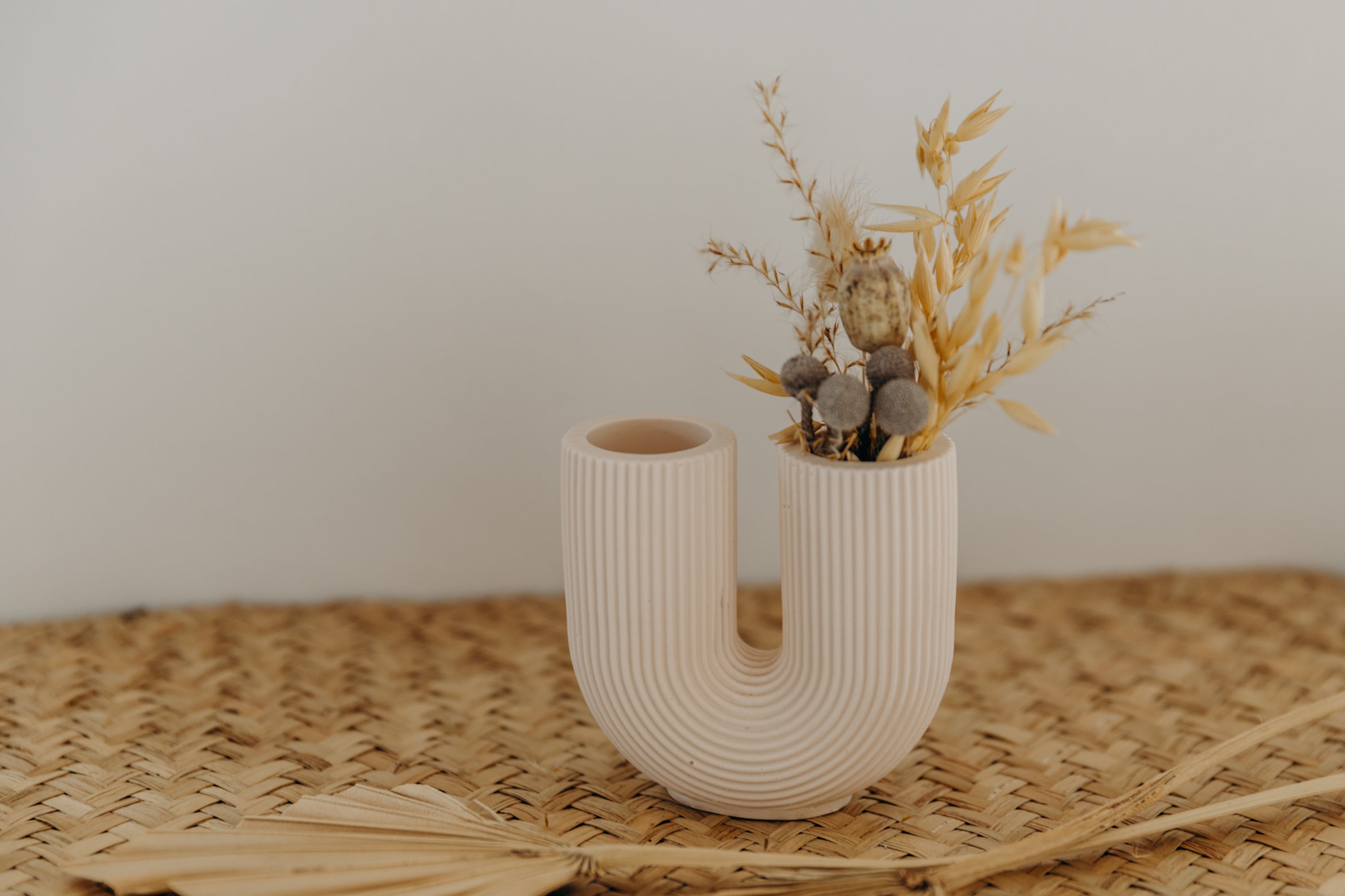kleine hellrosa Vase in U-Form