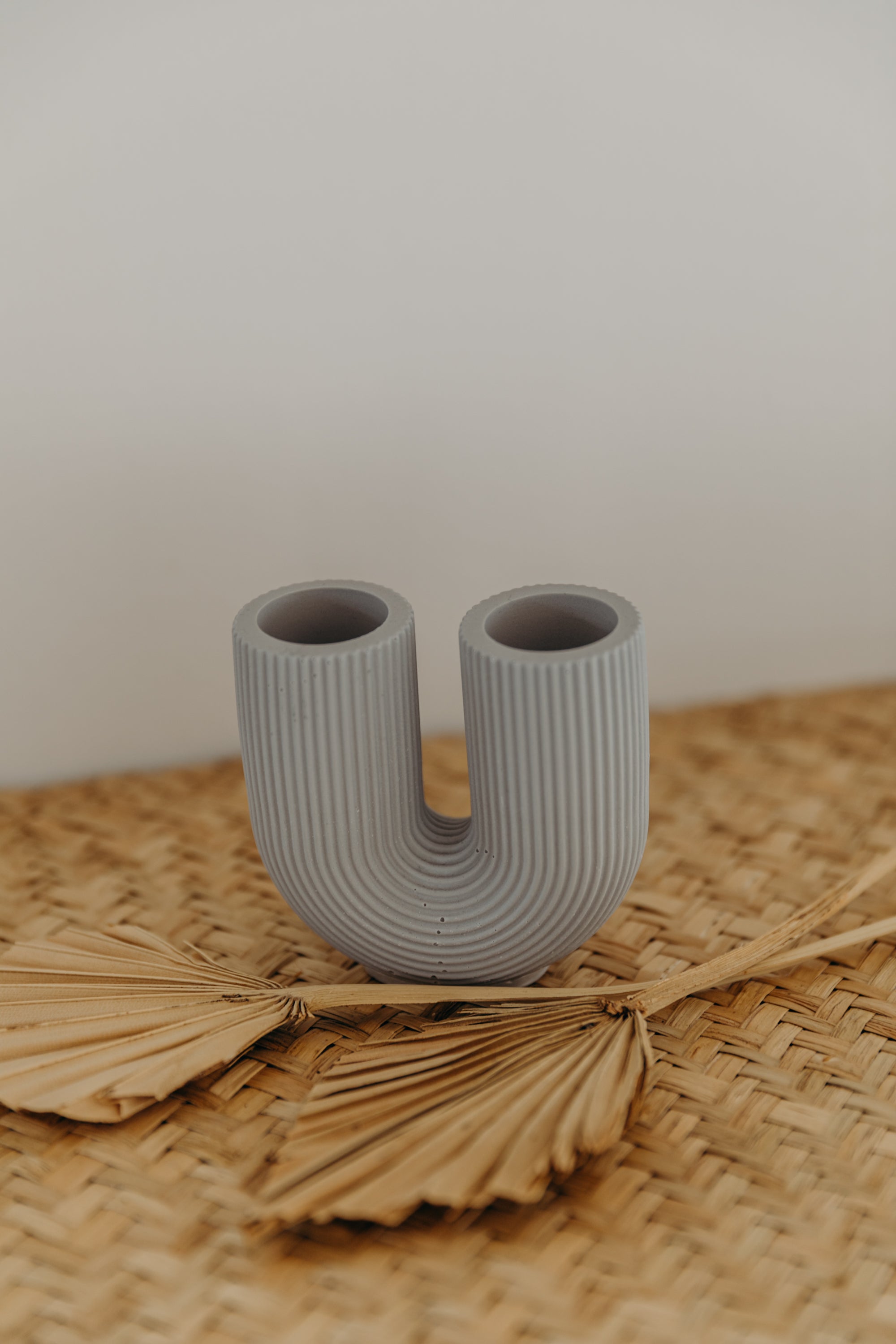 kleine lila-graue Vase in U-Form