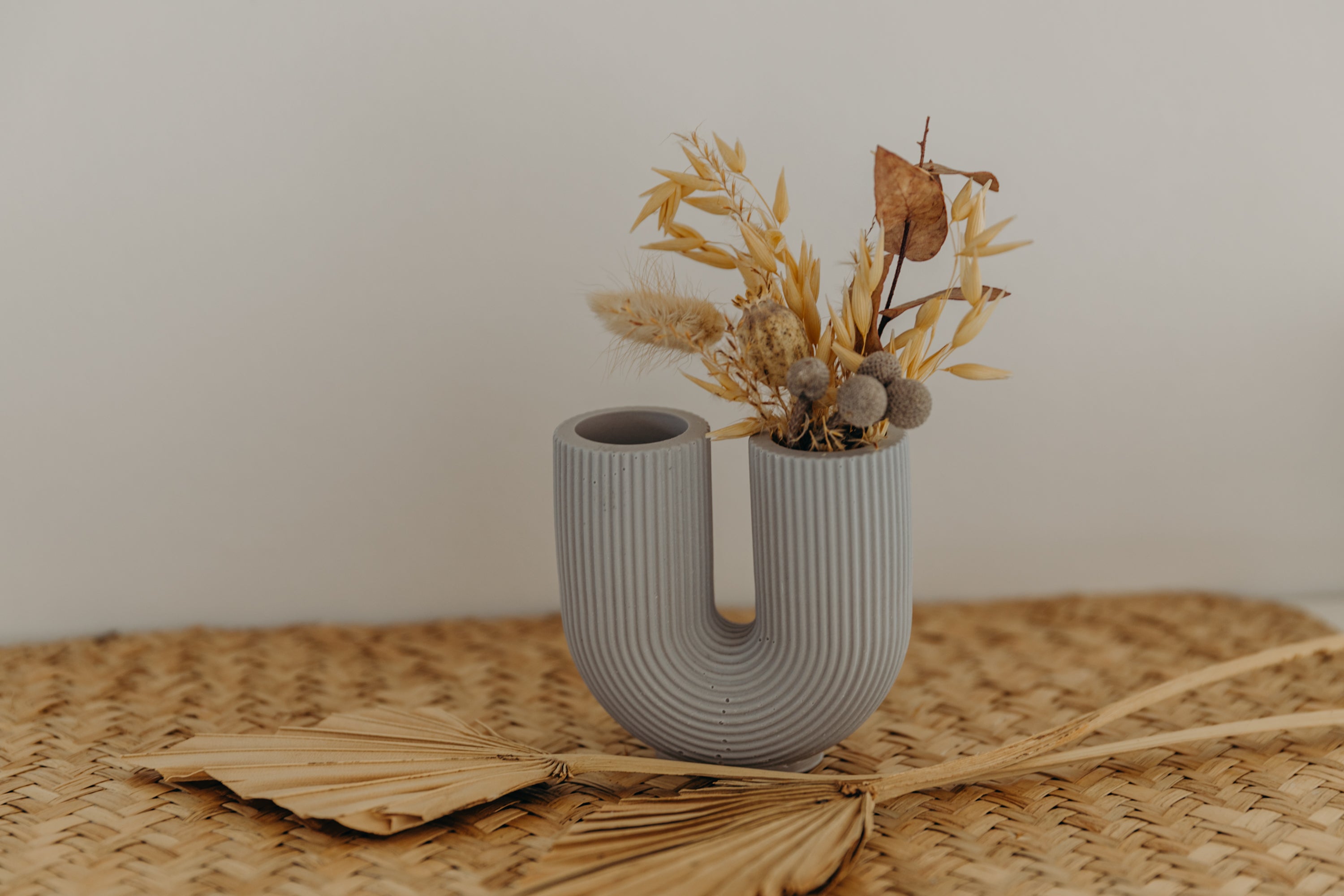 kleine lila-graue Vase in U-Form