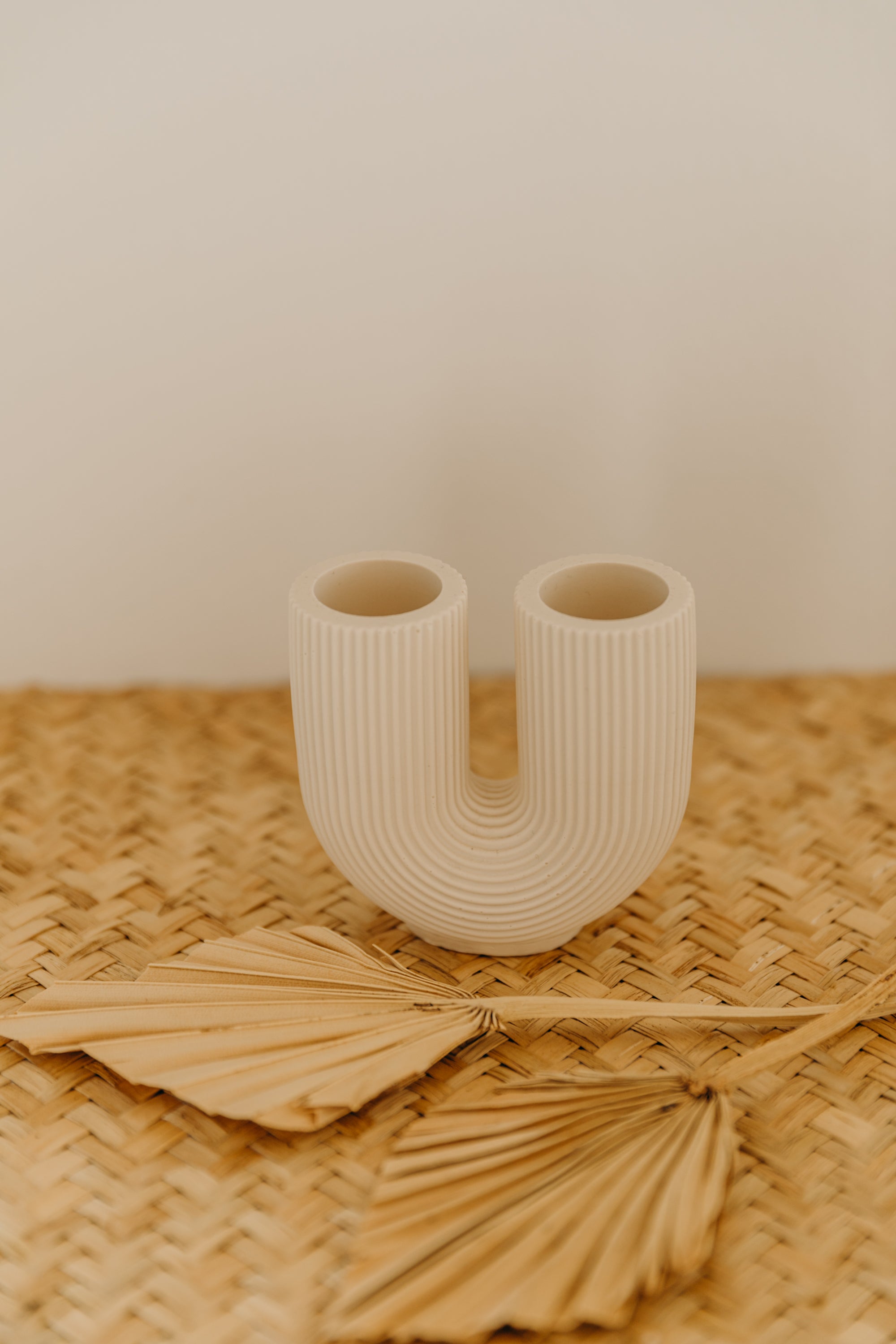 kleine helle Vase in U-Form