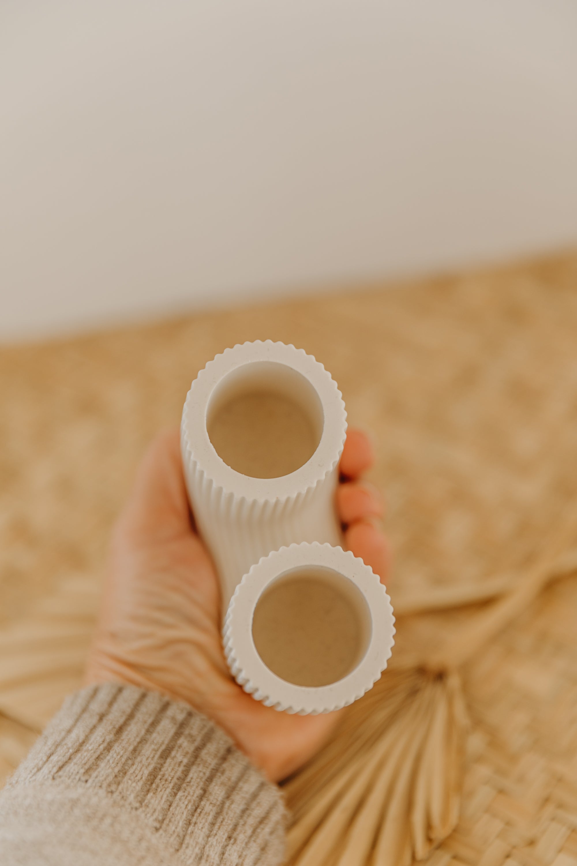 kleine helle Vase in U-Form