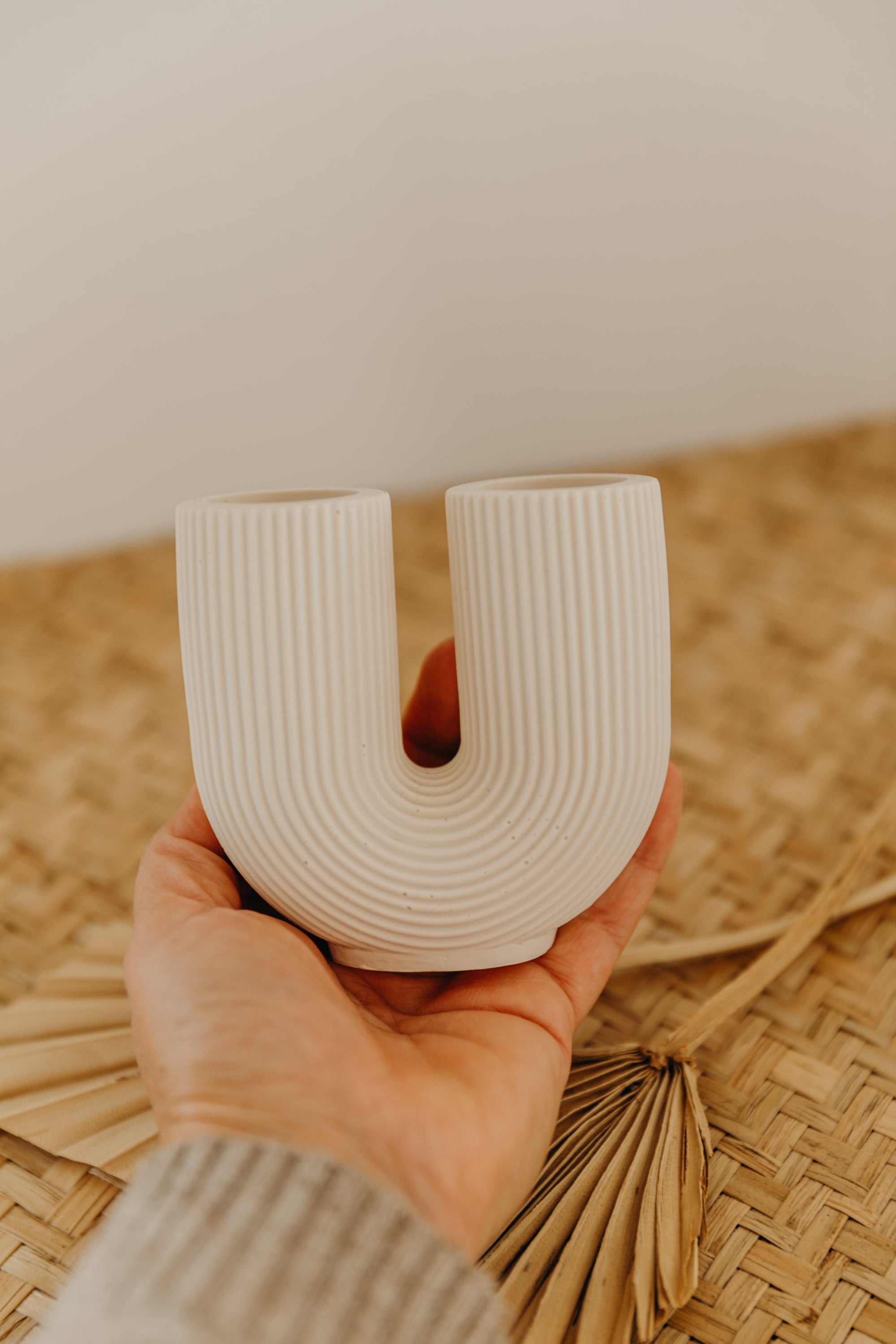 kleine helle Vase in U-Form