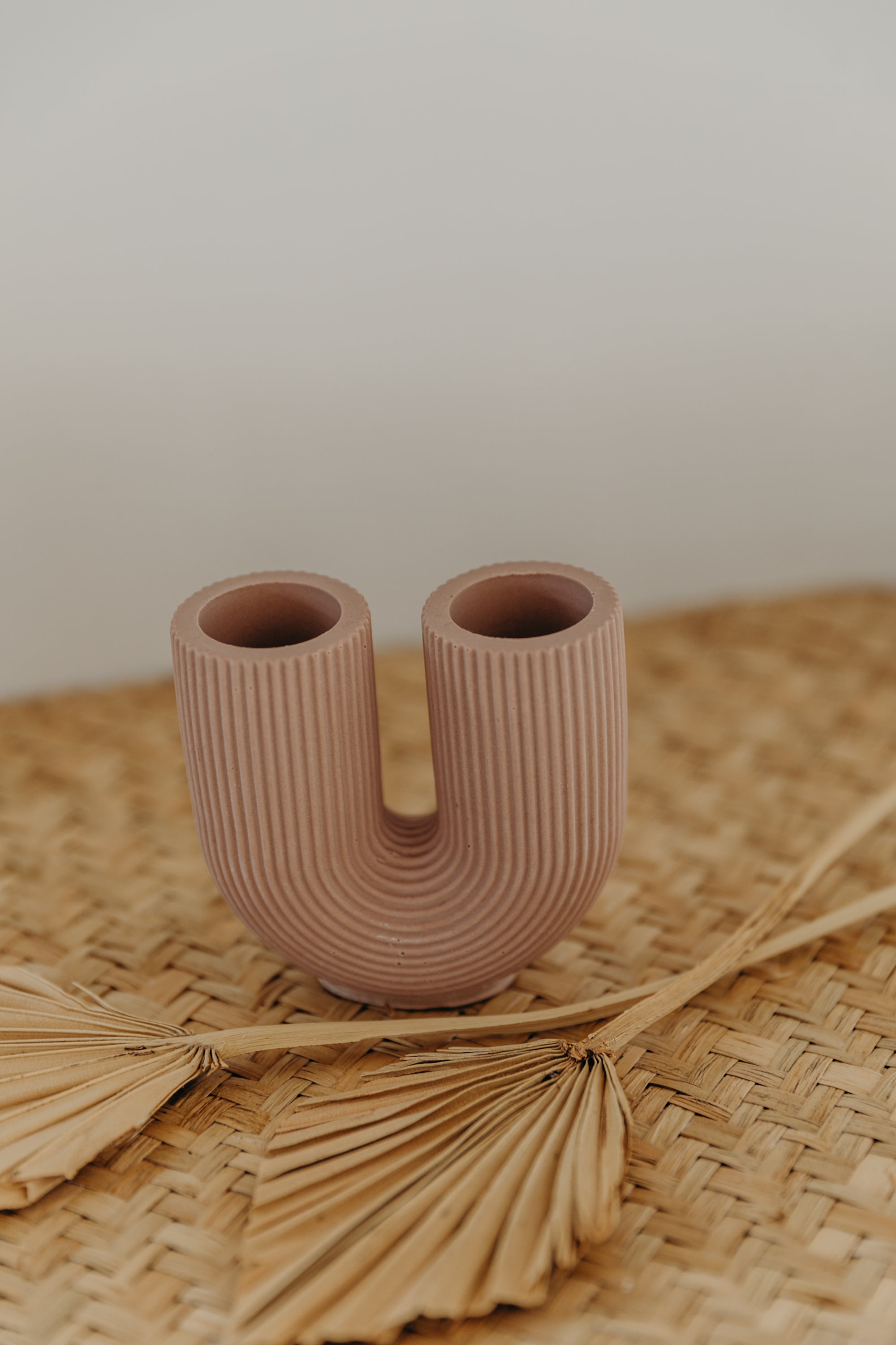 kleine lila Vase in U-Form