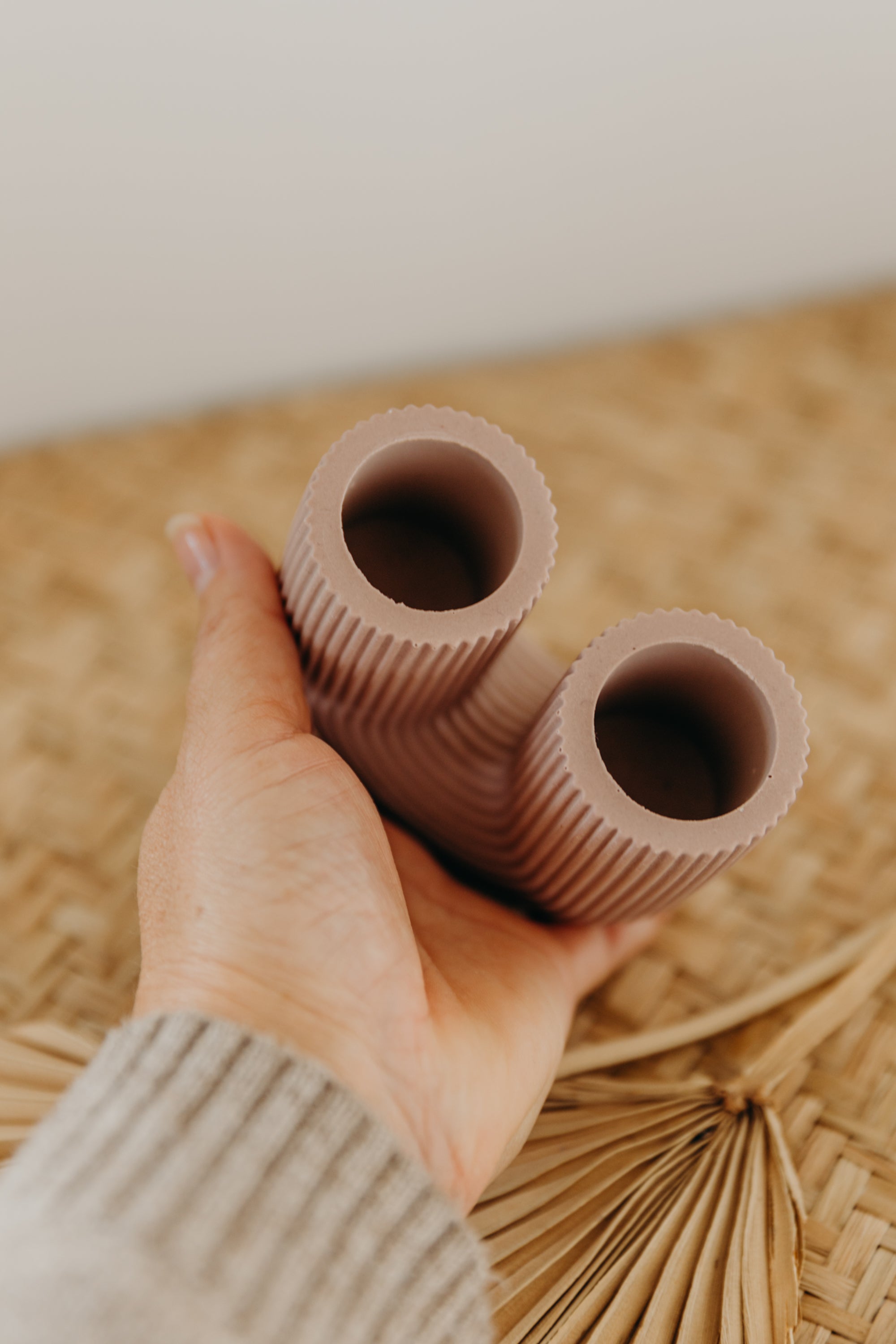 kleine lila Vase in U-Form