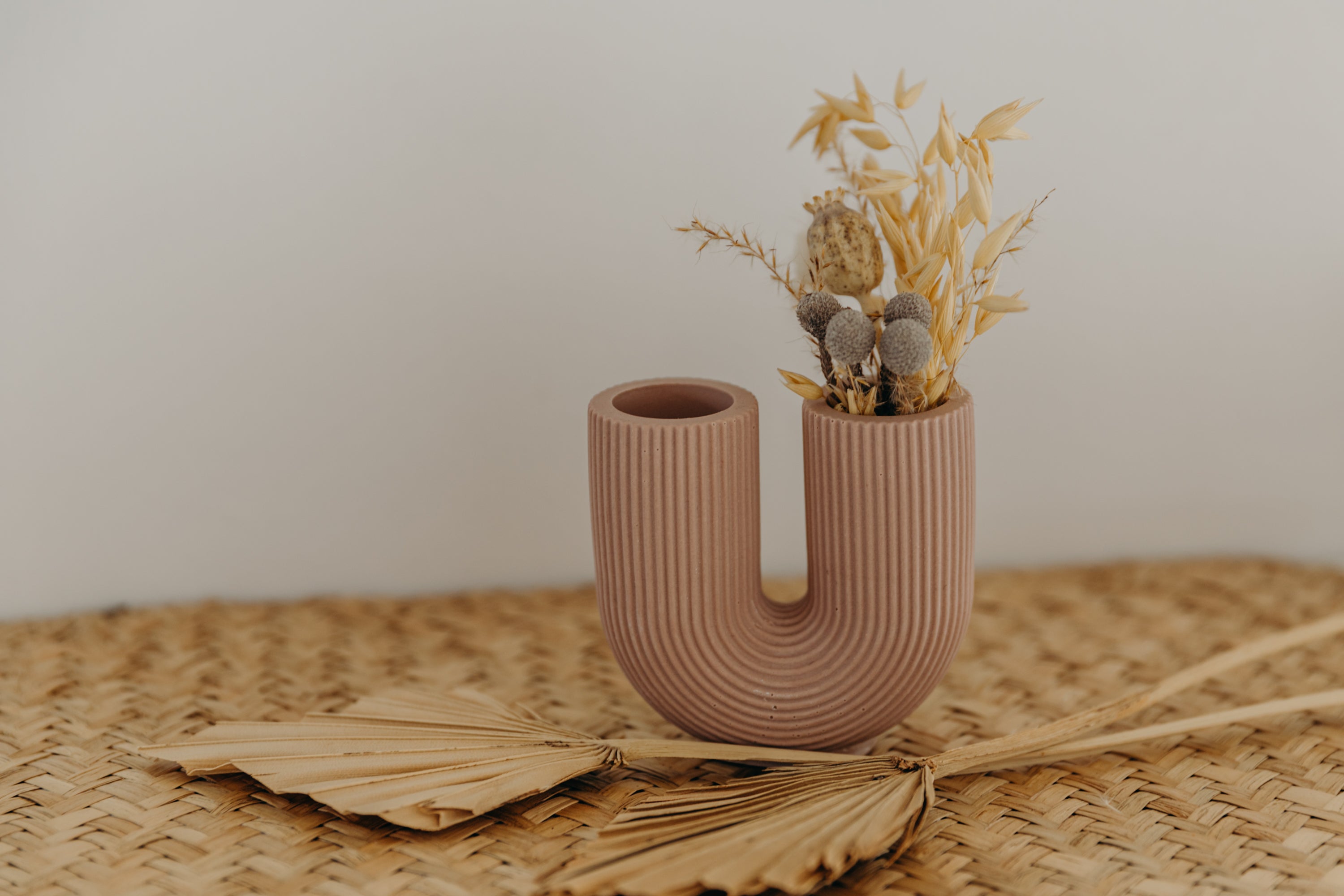 kleine lila Vase in U-Form