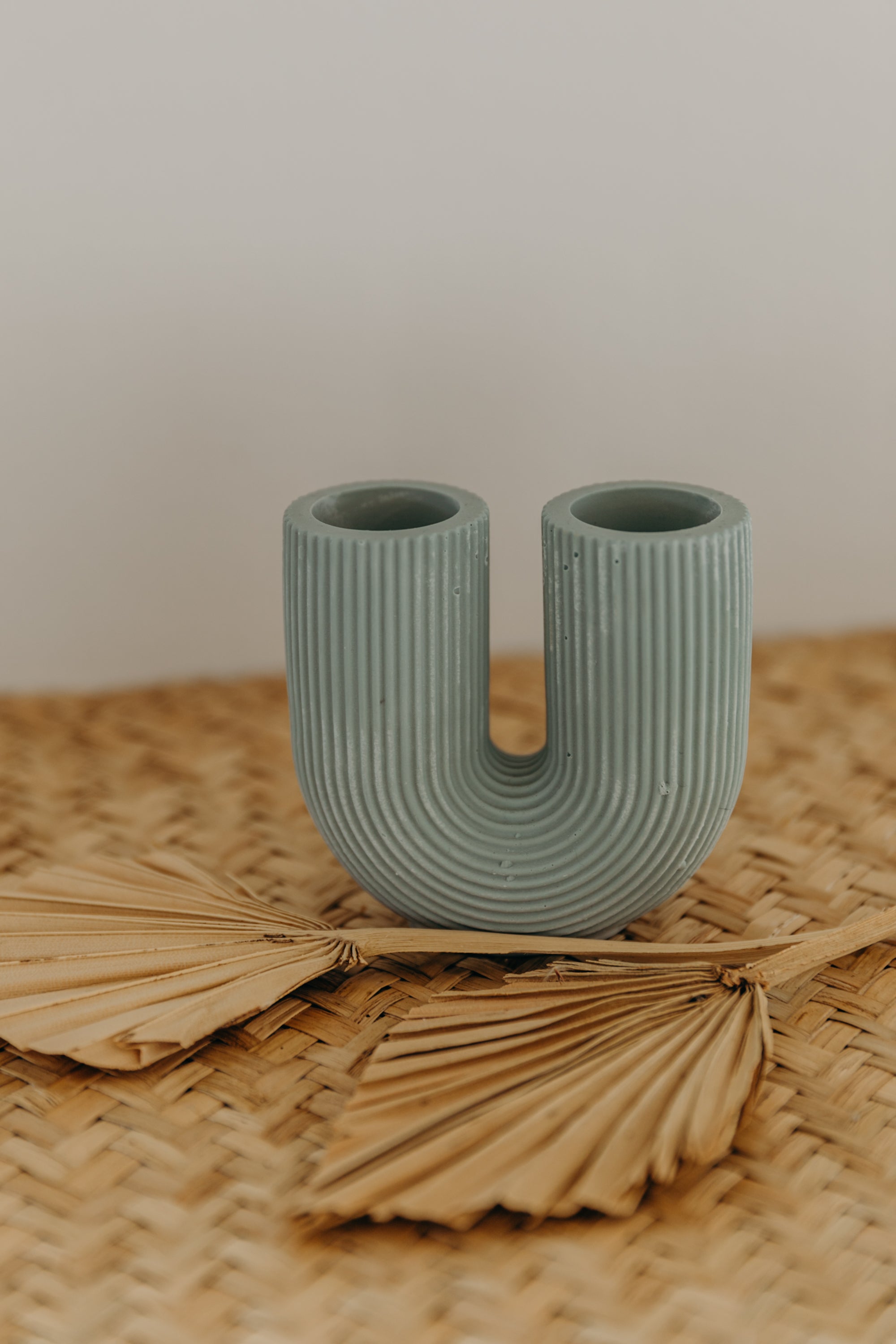 kleine mint farbene Vase in U-Form