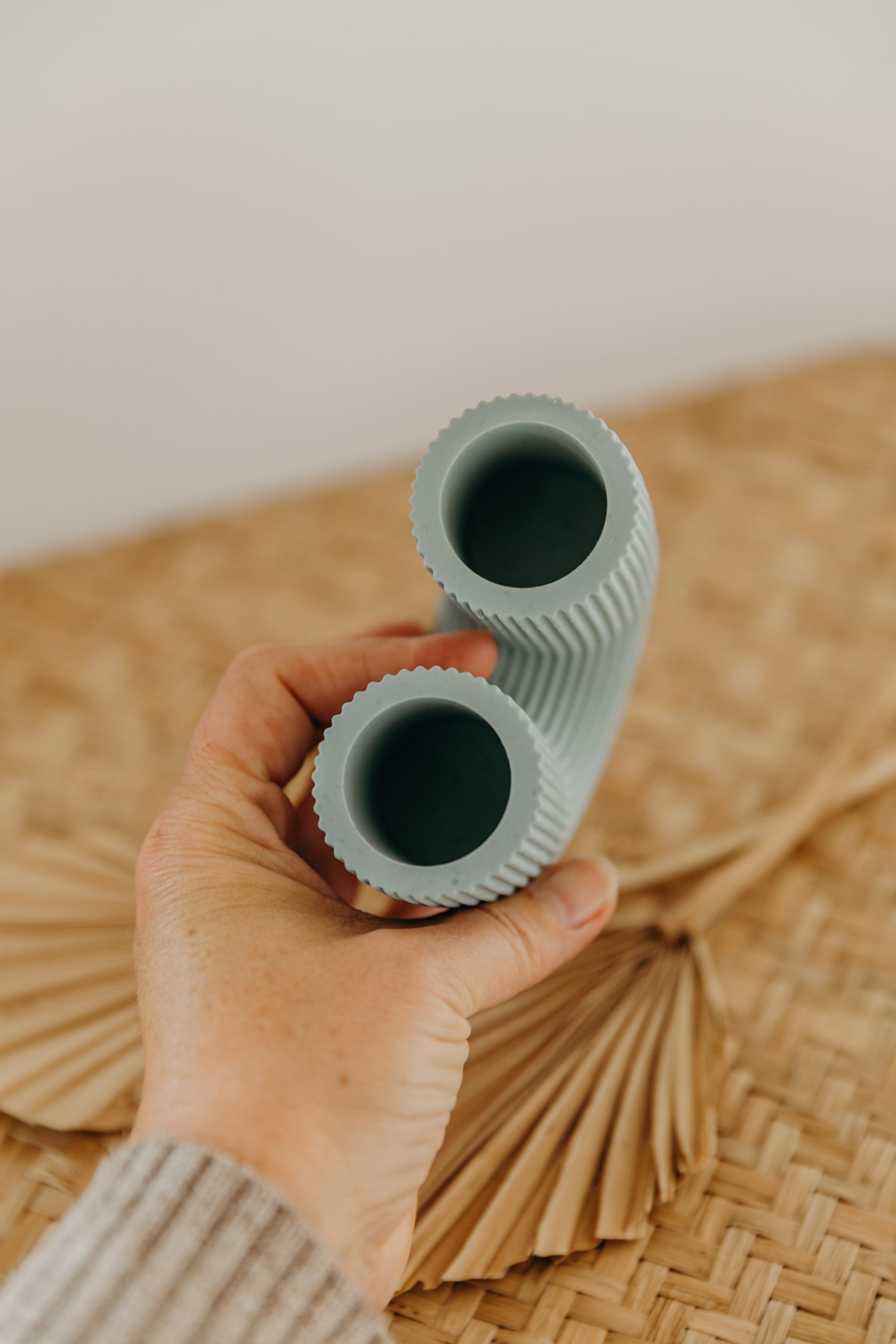 kleine mint farbene Vase in U-Form