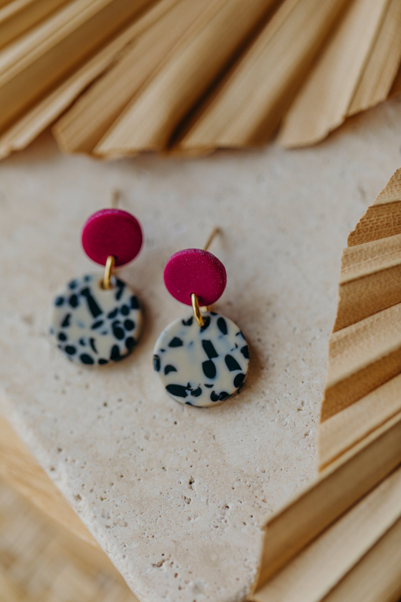 VEELA – runde Ohrringe in Fuchsia & Schwarz-Weiß Muster