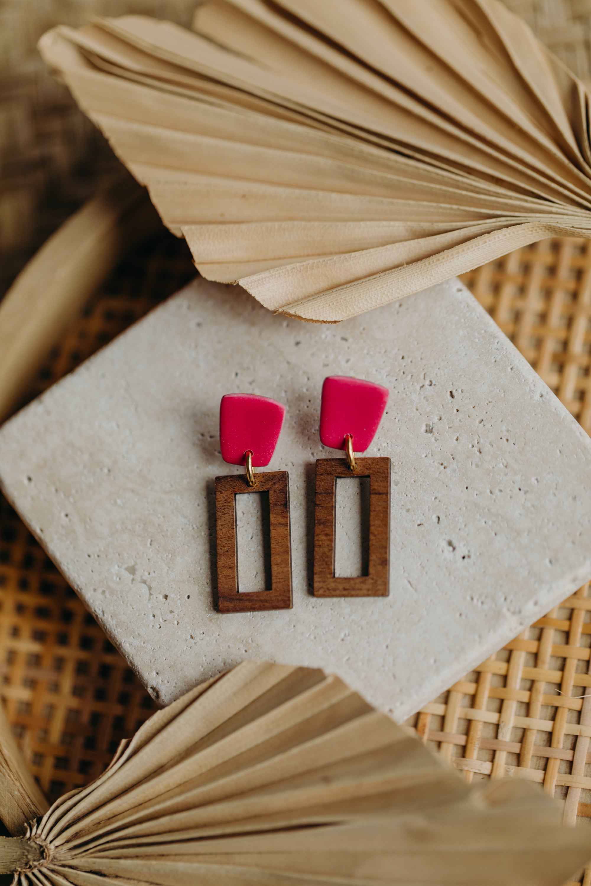 VEGA- Eckige Polymer Ton Ohrringe in Pink mit Holzanhänger