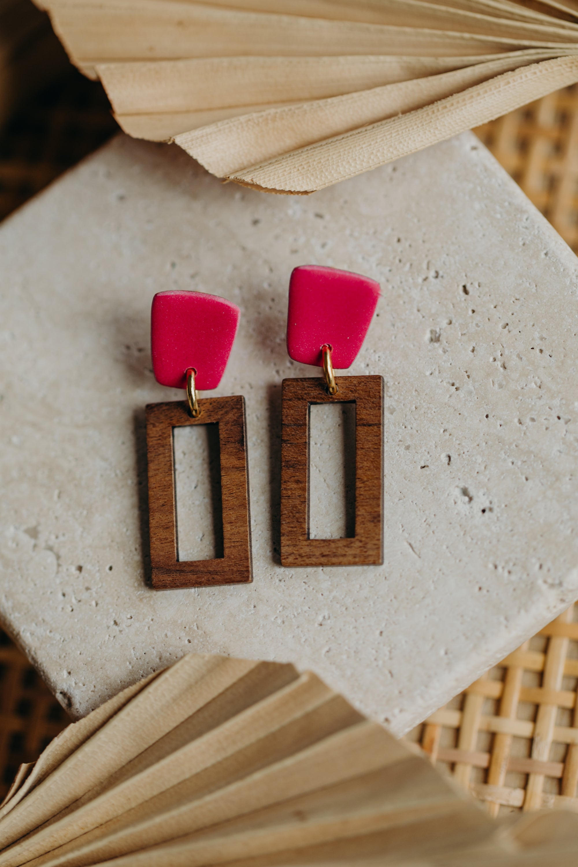 VEGA- Eckige Polymer Ton Ohrringe in Pink mit Holzanhänger