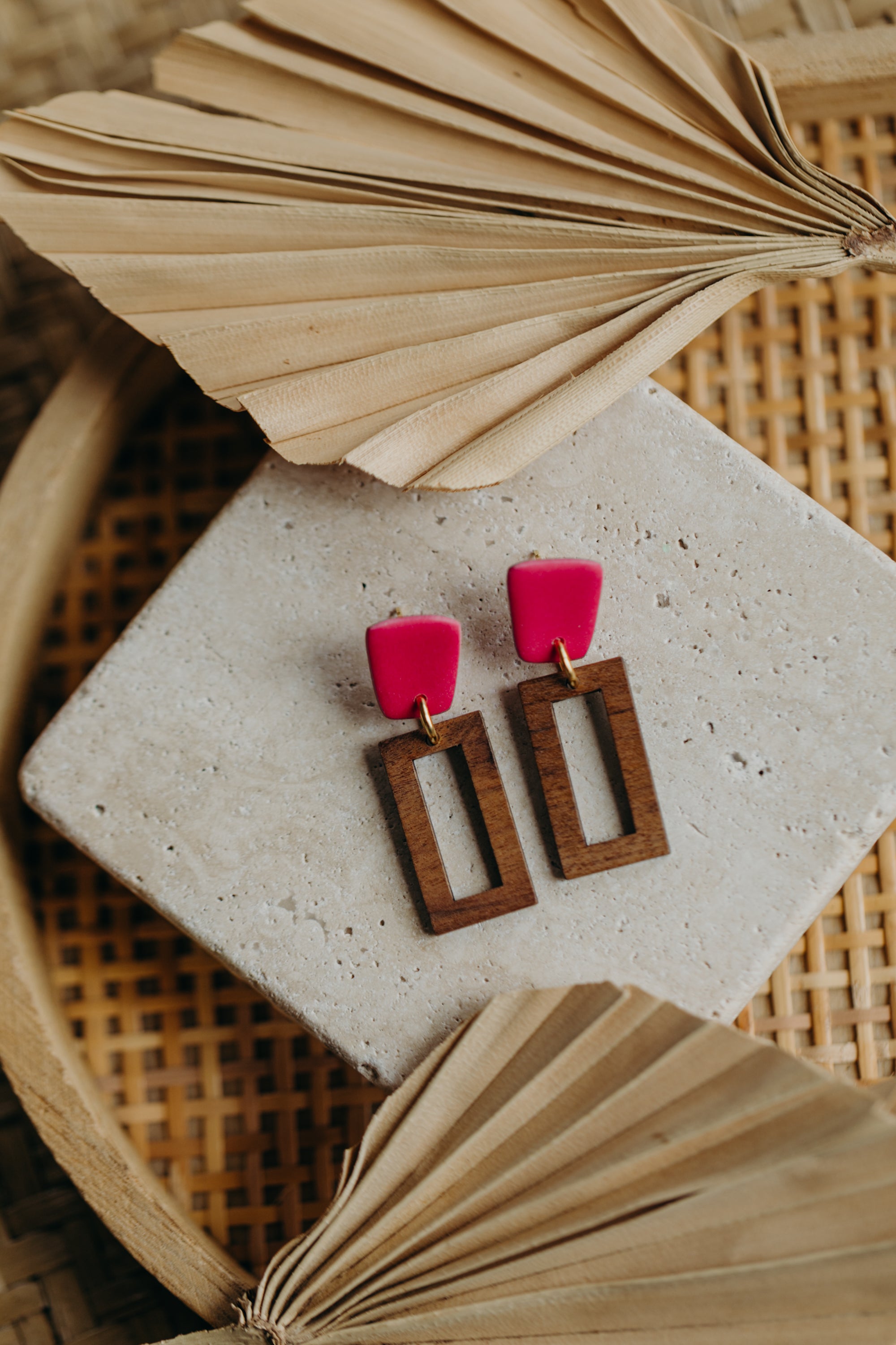 VEGA- Eckige Polymer Ton Ohrringe in Pink mit Holzanhänger