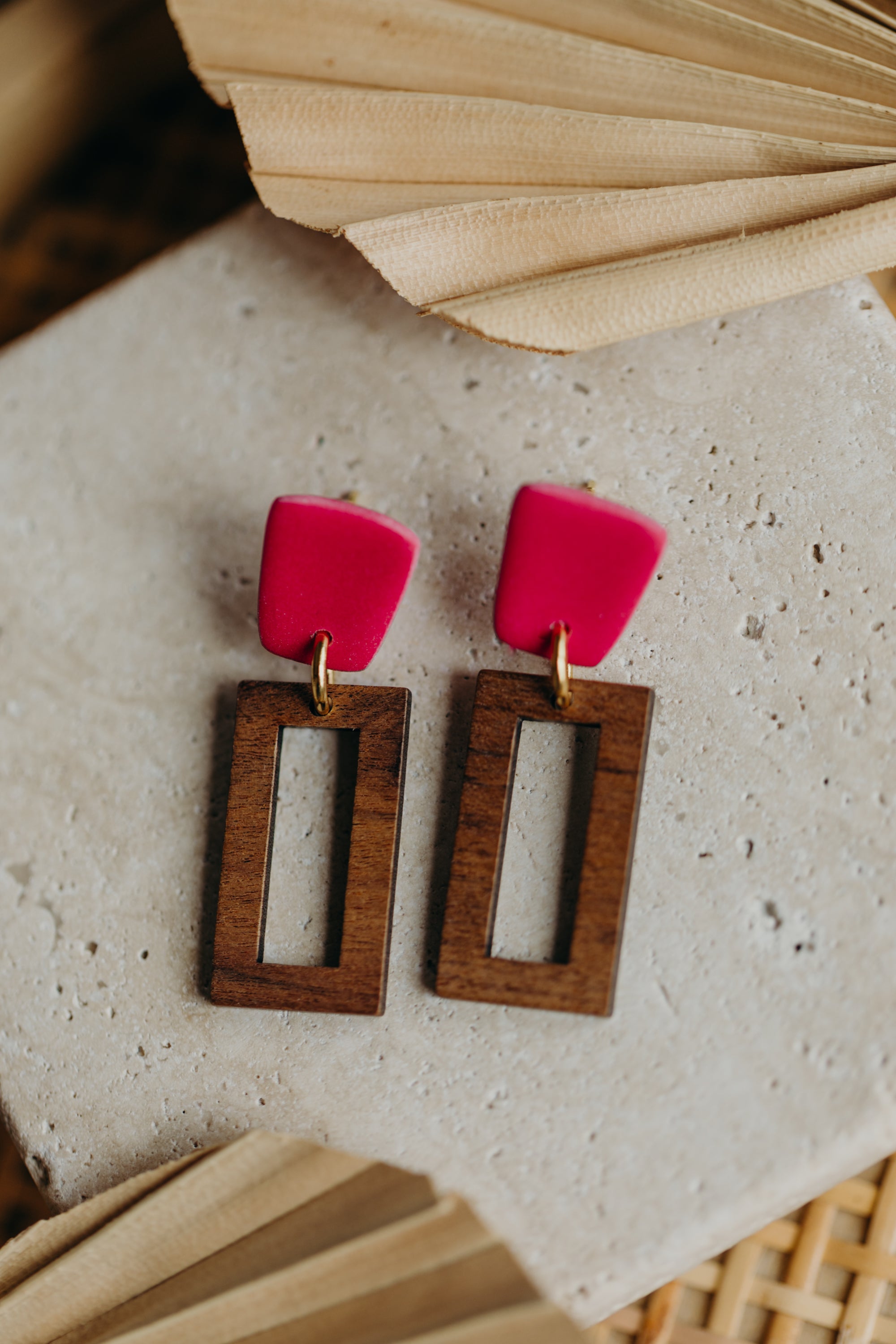 VEGA- Eckige Polymer Ton Ohrringe in Pink mit Holzanhänger