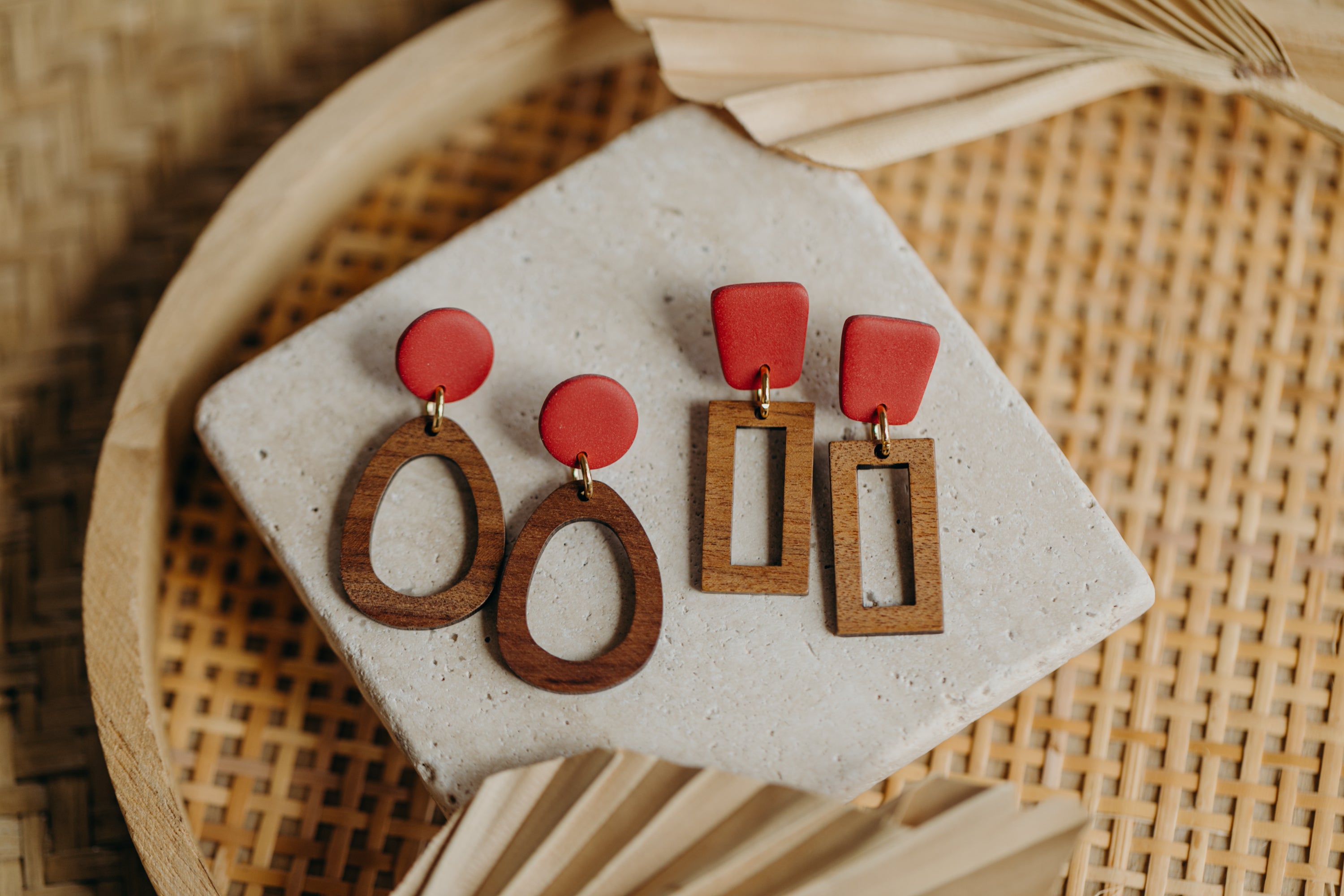 NUKI - ovale Polymer Ton Ohrringe in Erdbeerrot mit Holzanhänger