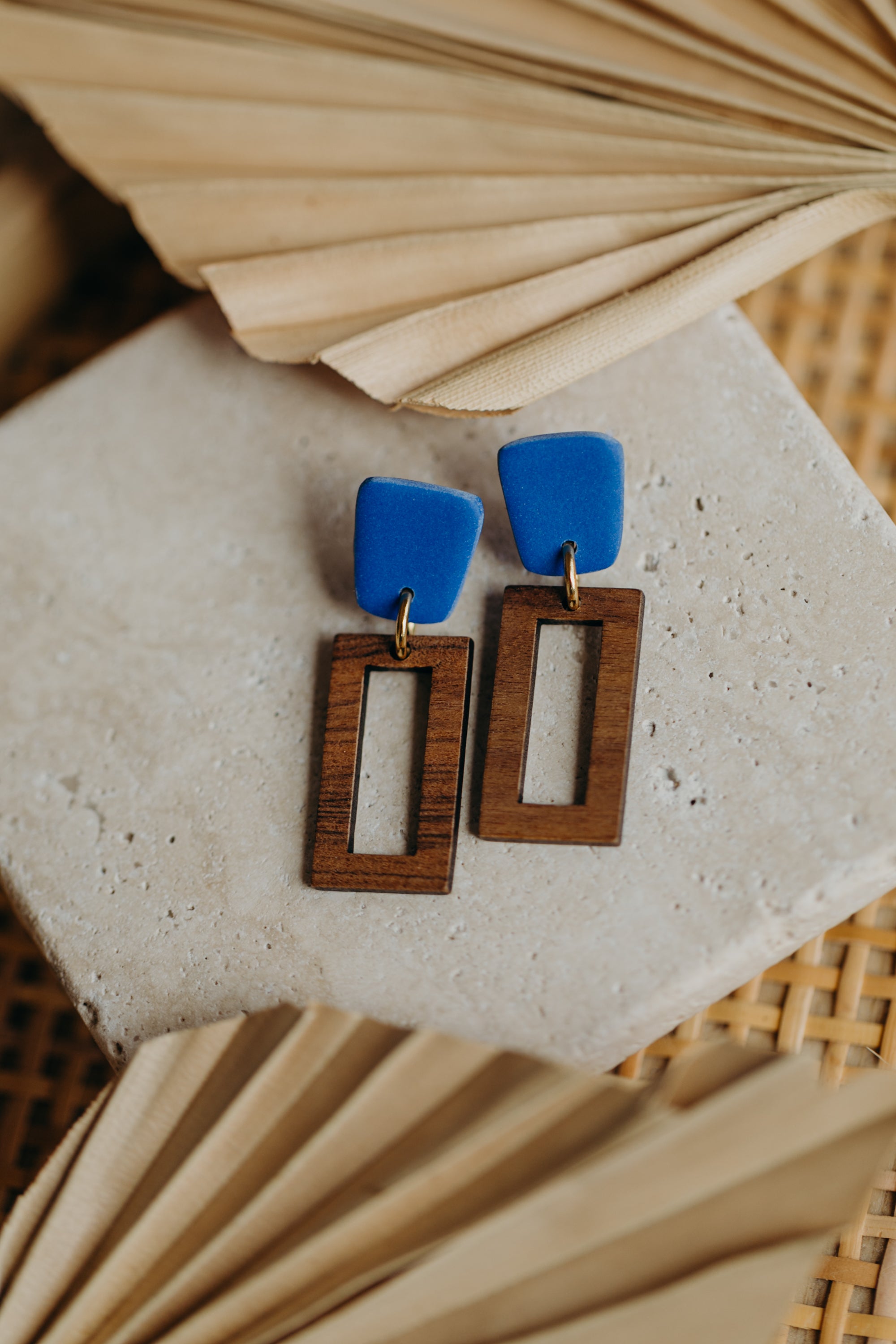 VEGA - eckige Polymer Ton Ohrringe in Kornblumen Blau mit rechteckigem Holzanhänger