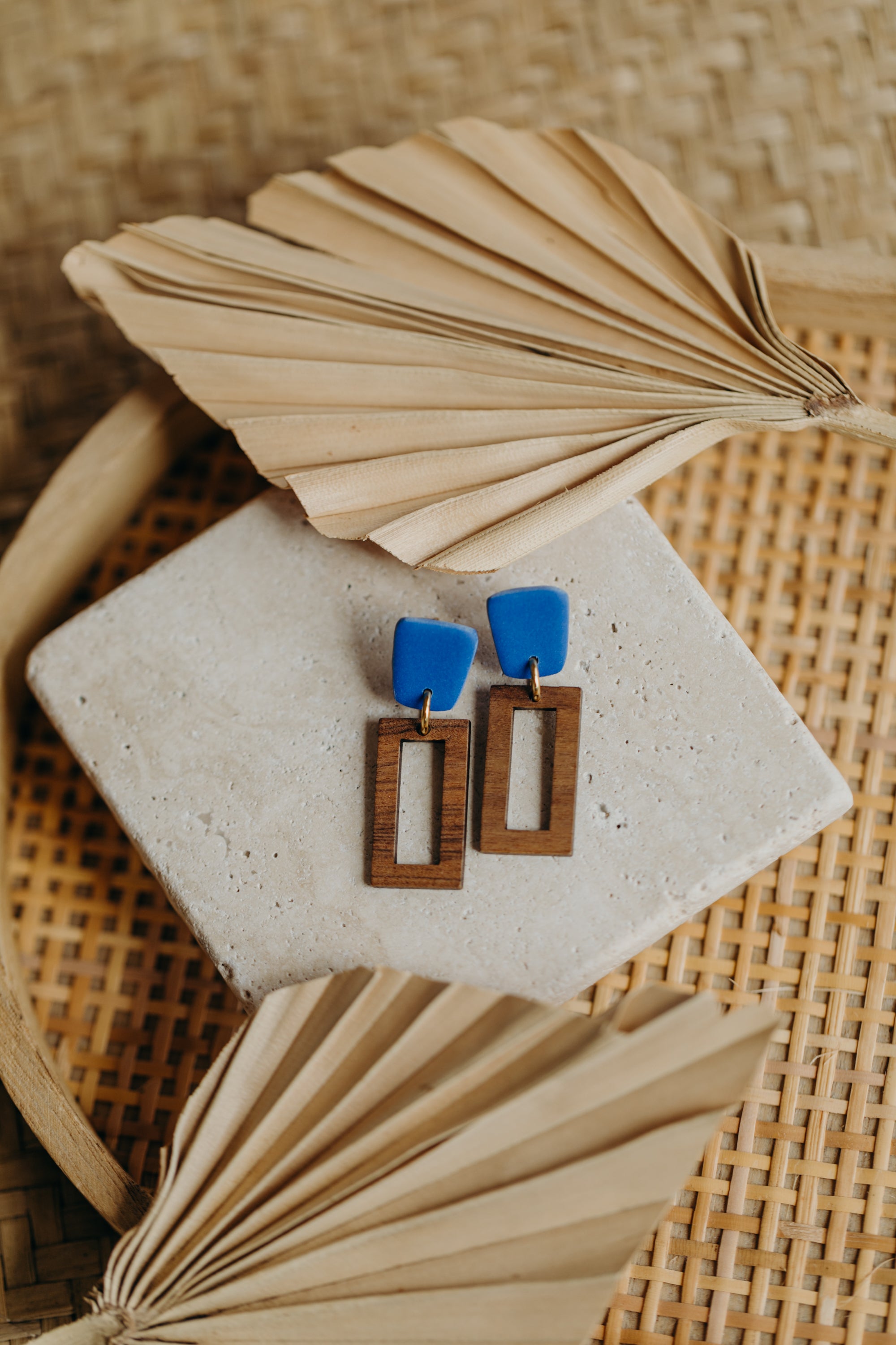 VEGA - eckige Polymer Ton Ohrringe in Kornblumen Blau mit rechteckigem Holzanhänger