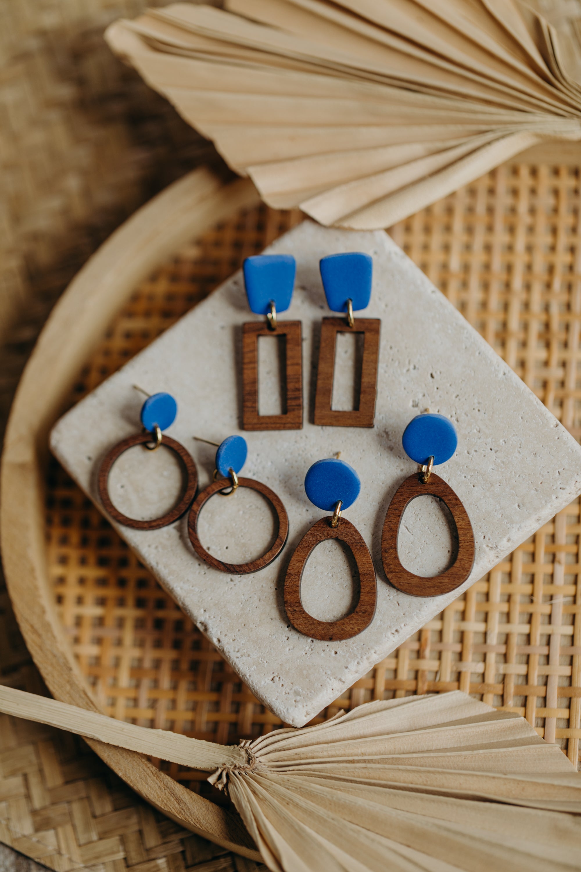 VEGA - eckige Polymer Ton Ohrringe in Kornblumen Blau mit rechteckigem Holzanhänger