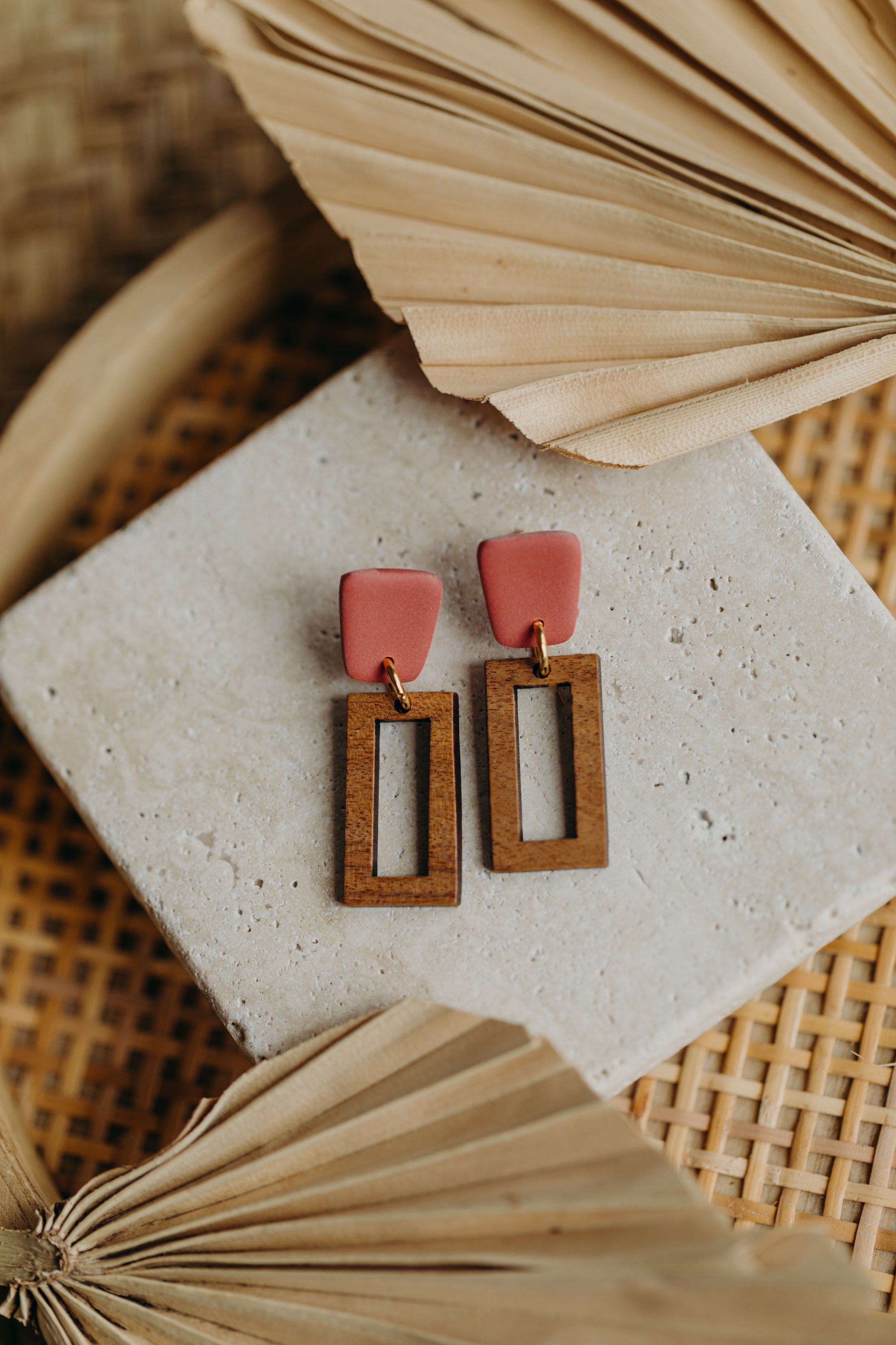 VEGA - eckige Polymer Ton Ohrringe in Ziegelrot mit rechteckigem Holzanhänger