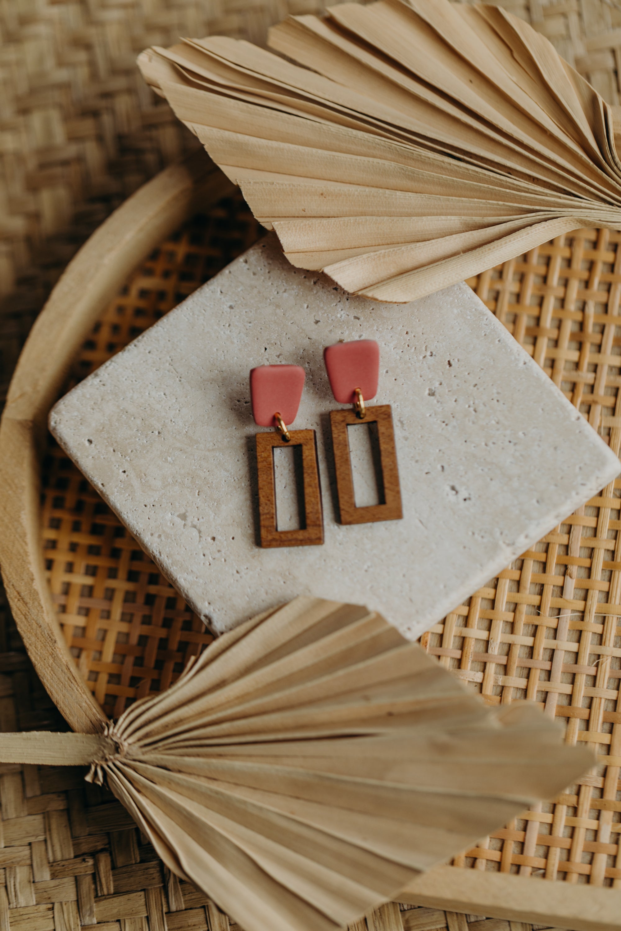 VEGA - eckige Polymer Ton Ohrringe in Ziegelrot mit rechteckigem Holzanhänger