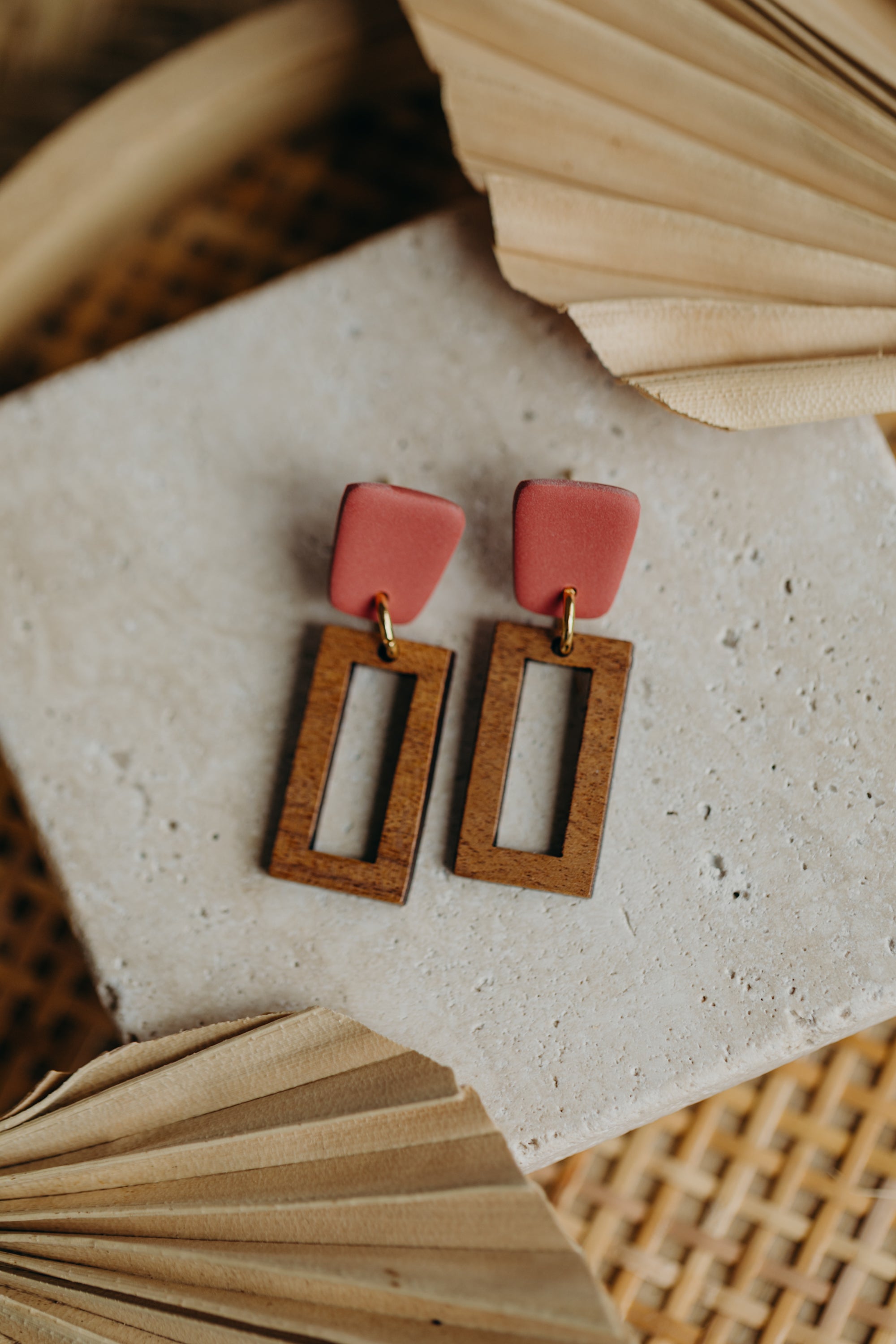 VEGA - eckige Polymer Ton Ohrringe in Ziegelrot mit rechteckigem Holzanhänger