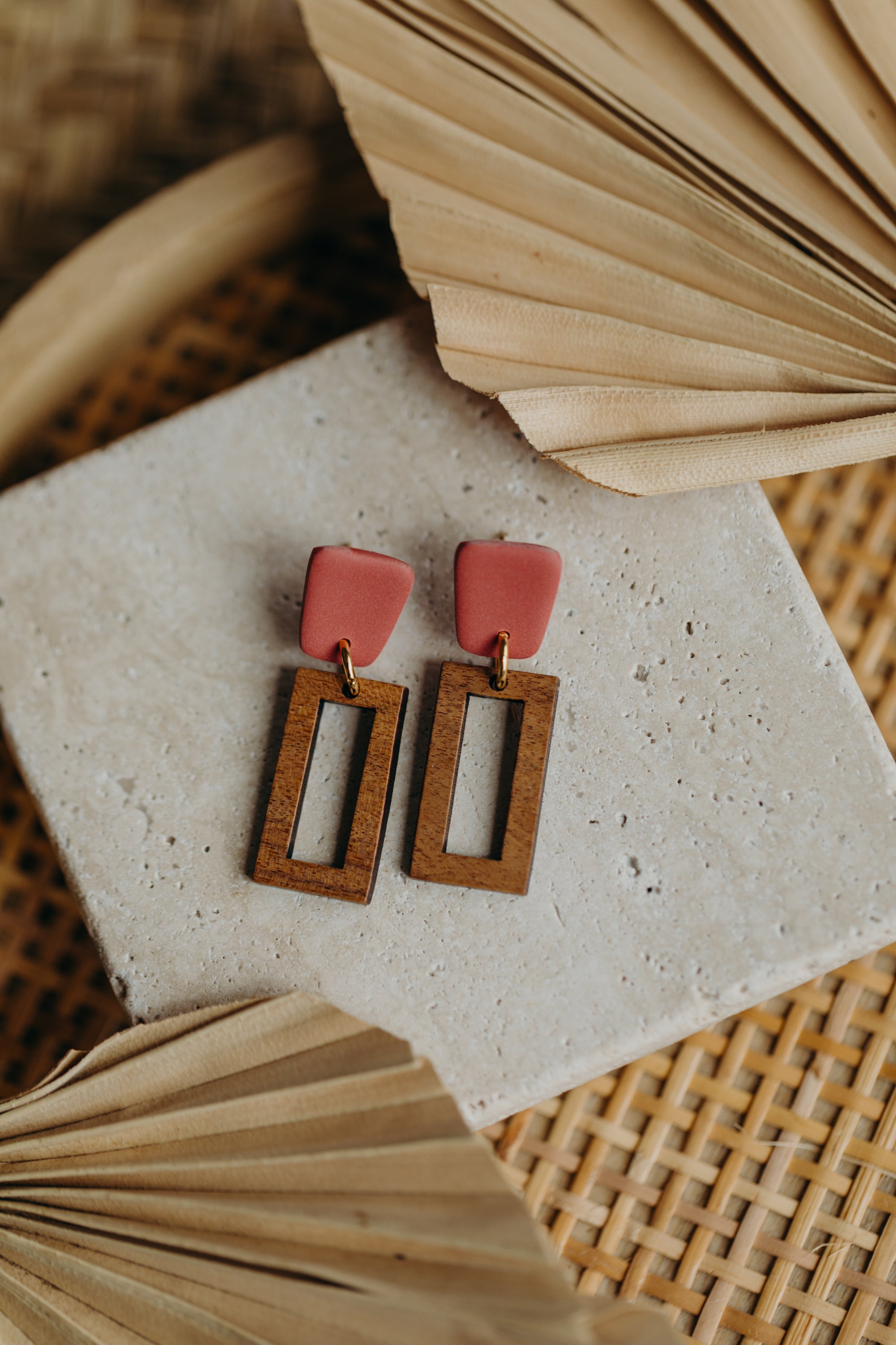 VEGA - eckige Polymer Ton Ohrringe in Ziegelrot mit rechteckigem Holzanhänger