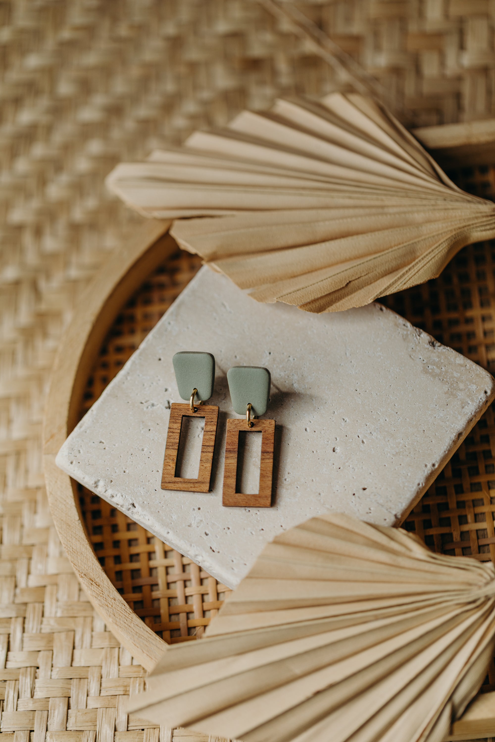 VEGA - eckige Polymer Ton Ohrringe in Eukalyputs Grün mit rechteckigem Holzanhänger