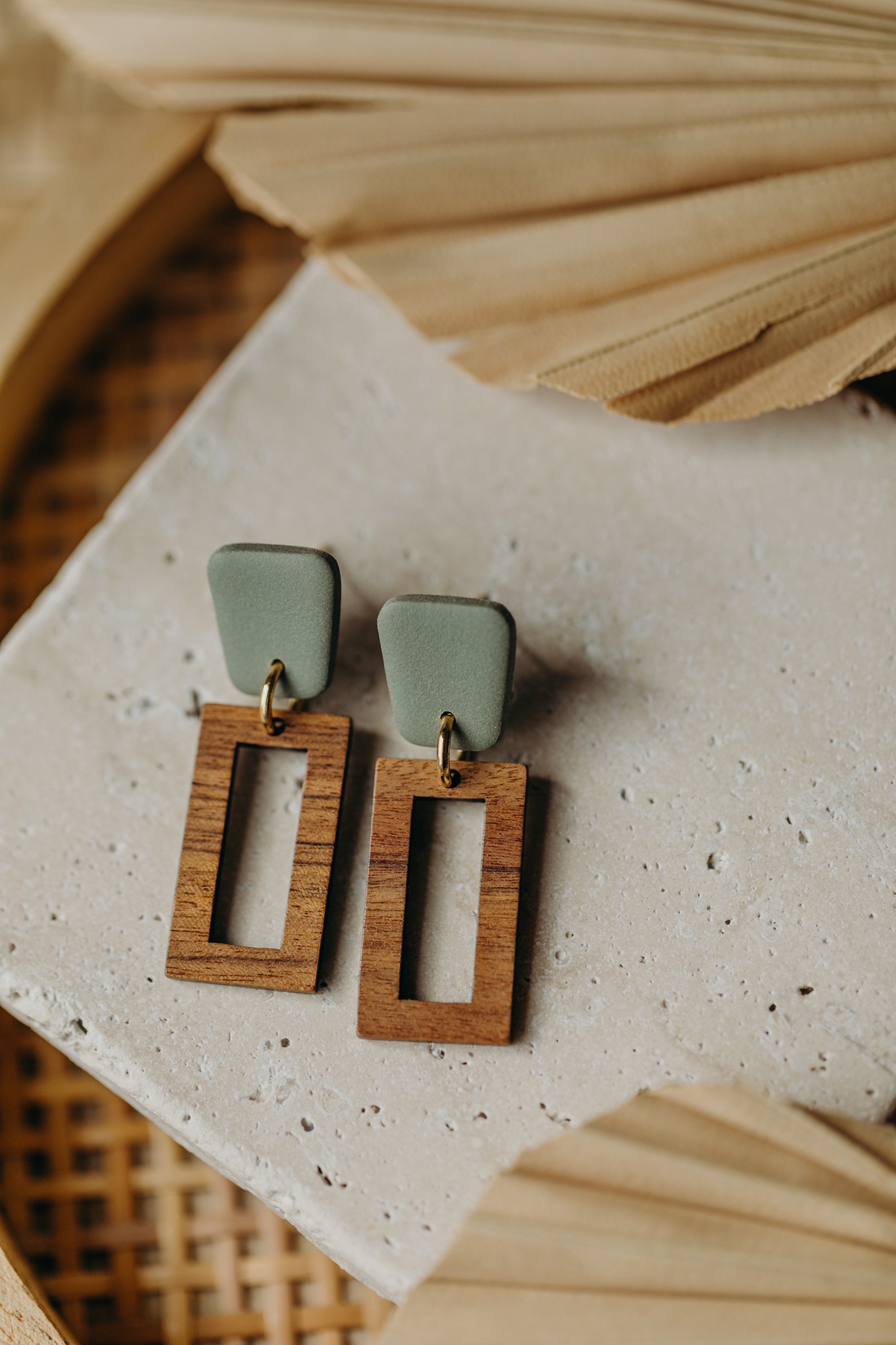 VEGA - eckige Polymer Ton Ohrringe in Eukalyputs Grün mit rechteckigem Holzanhänger