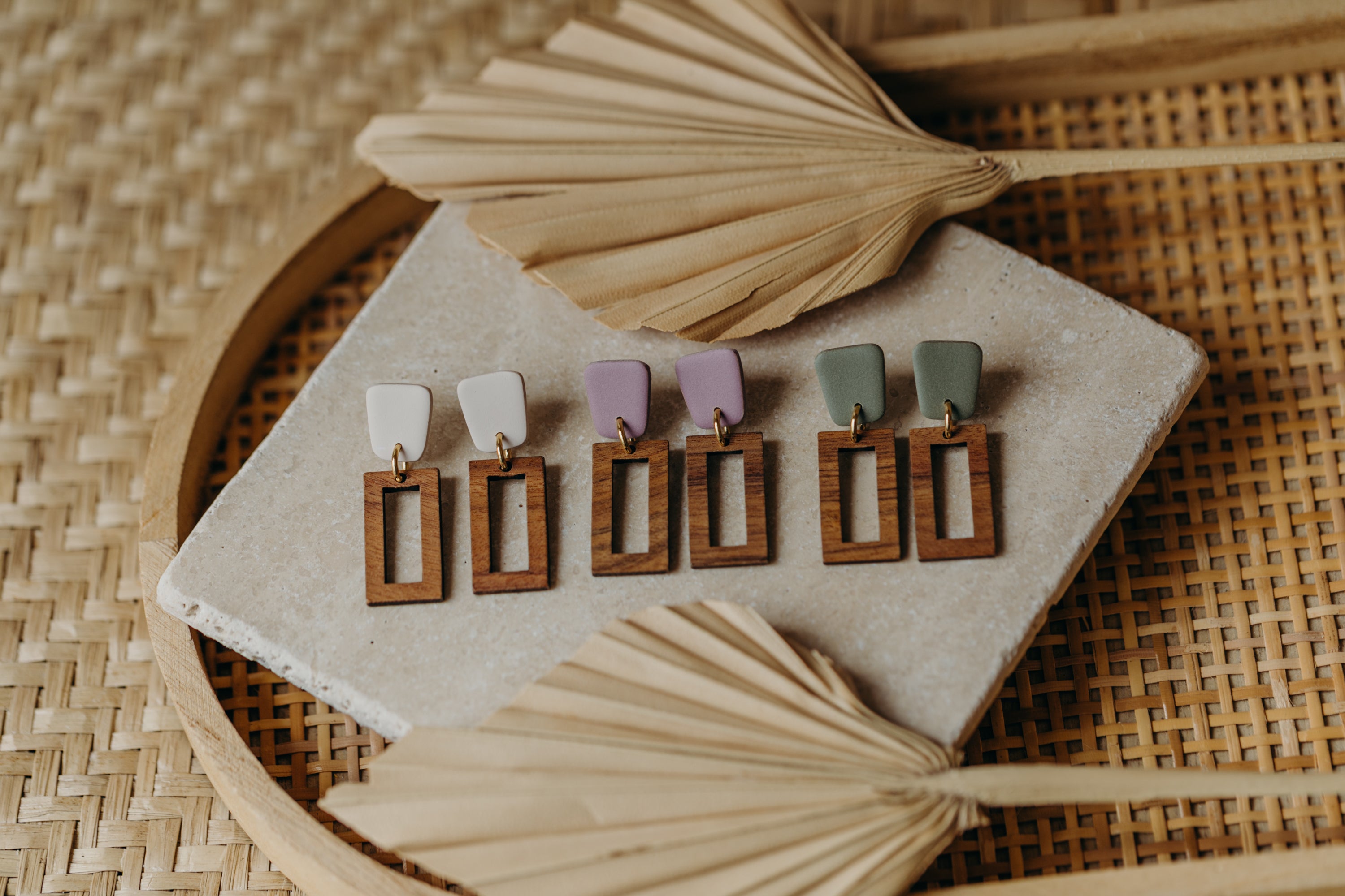 VEGA - eckige Polymer Ton Ohrringe in Vanille mit rechteckigem Holzanhänger