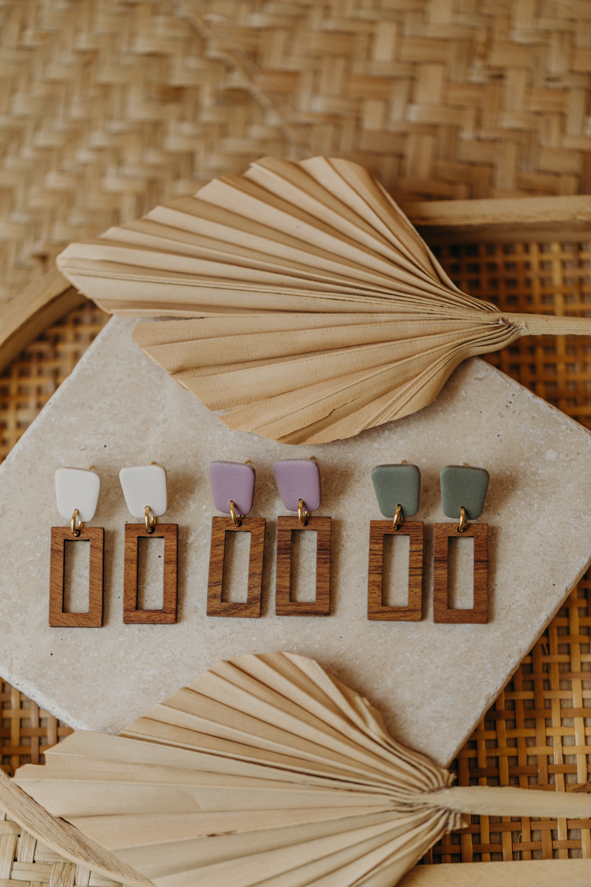 VEGA - eckige Polymer Ton Ohrringe in Eukalyputs Grün mit rechteckigem Holzanhänger