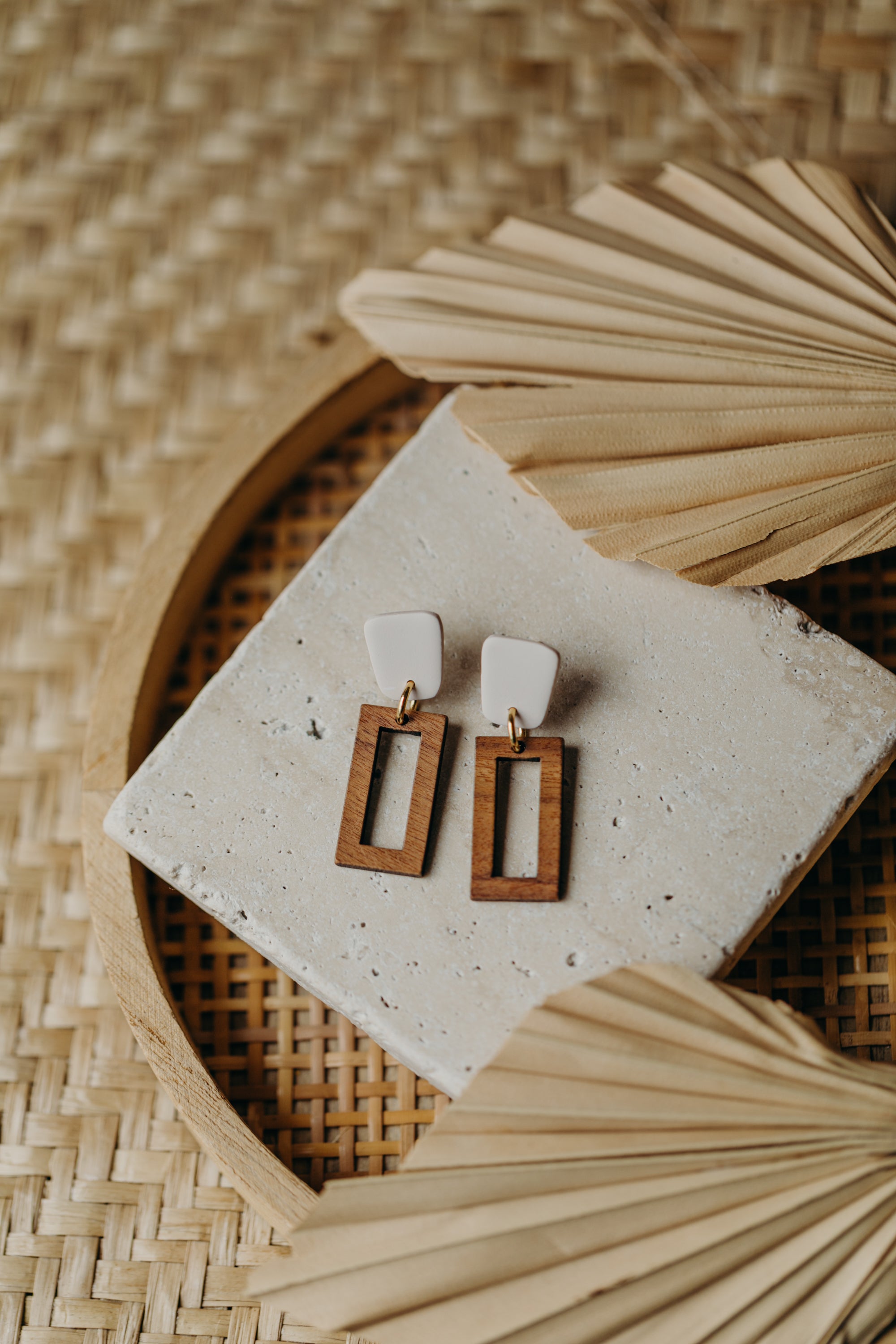 VEGA - eckige Polymer Ton Ohrringe in Vanille mit rechteckigem Holzanhänger