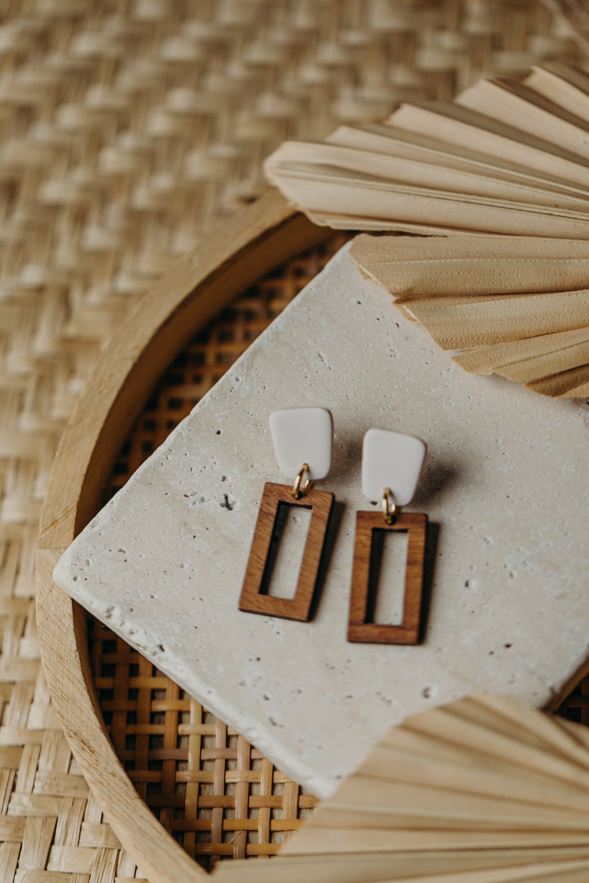VEGA - eckige Polymer Ton Ohrringe in Vanille mit rechteckigem Holzanhänger