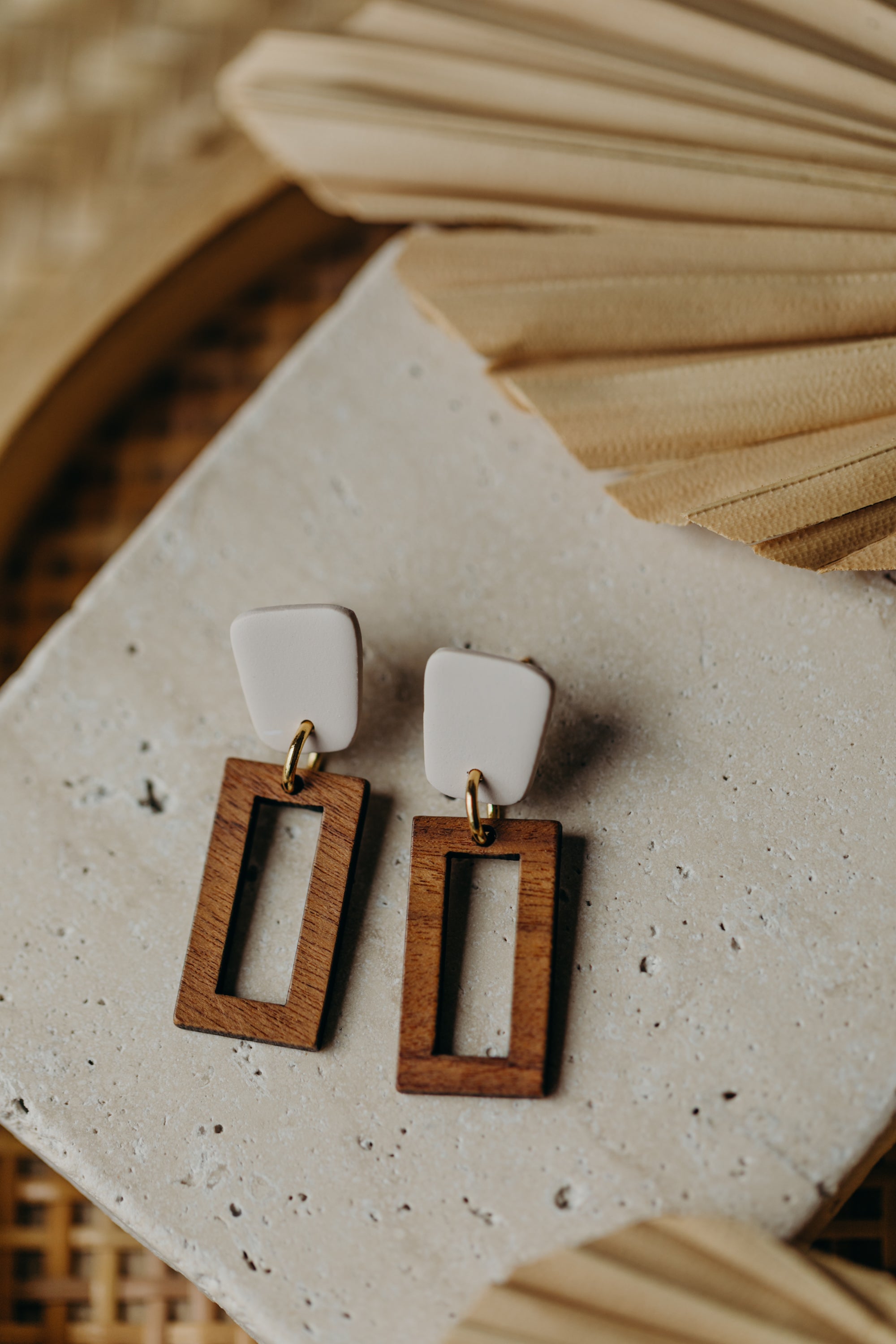 VEGA - eckige Polymer Ton Ohrringe in Vanille mit rechteckigem Holzanhänger
