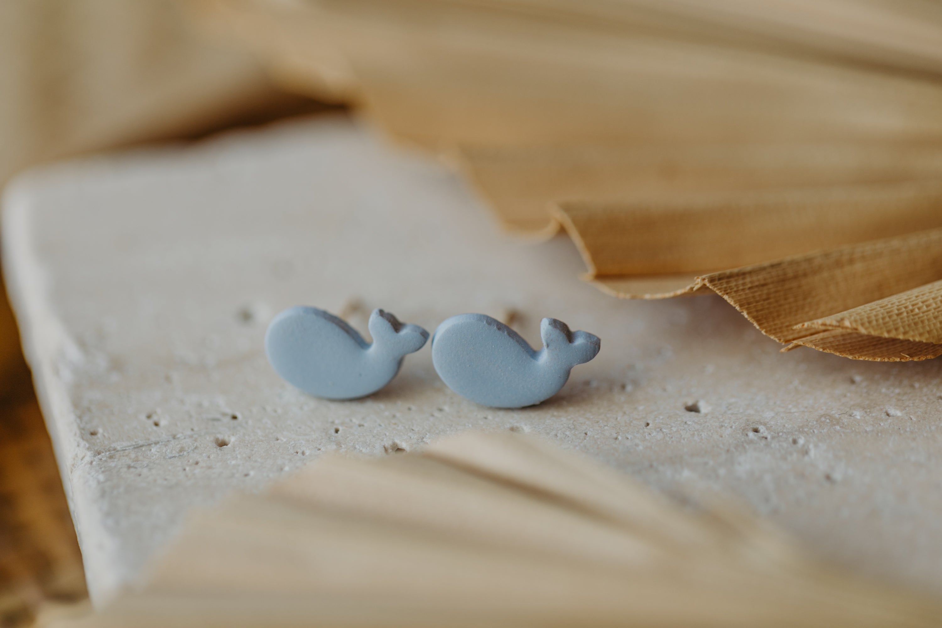 MOANA - kleine hellblaue Wal Ohrstecker aus Polymer Ton