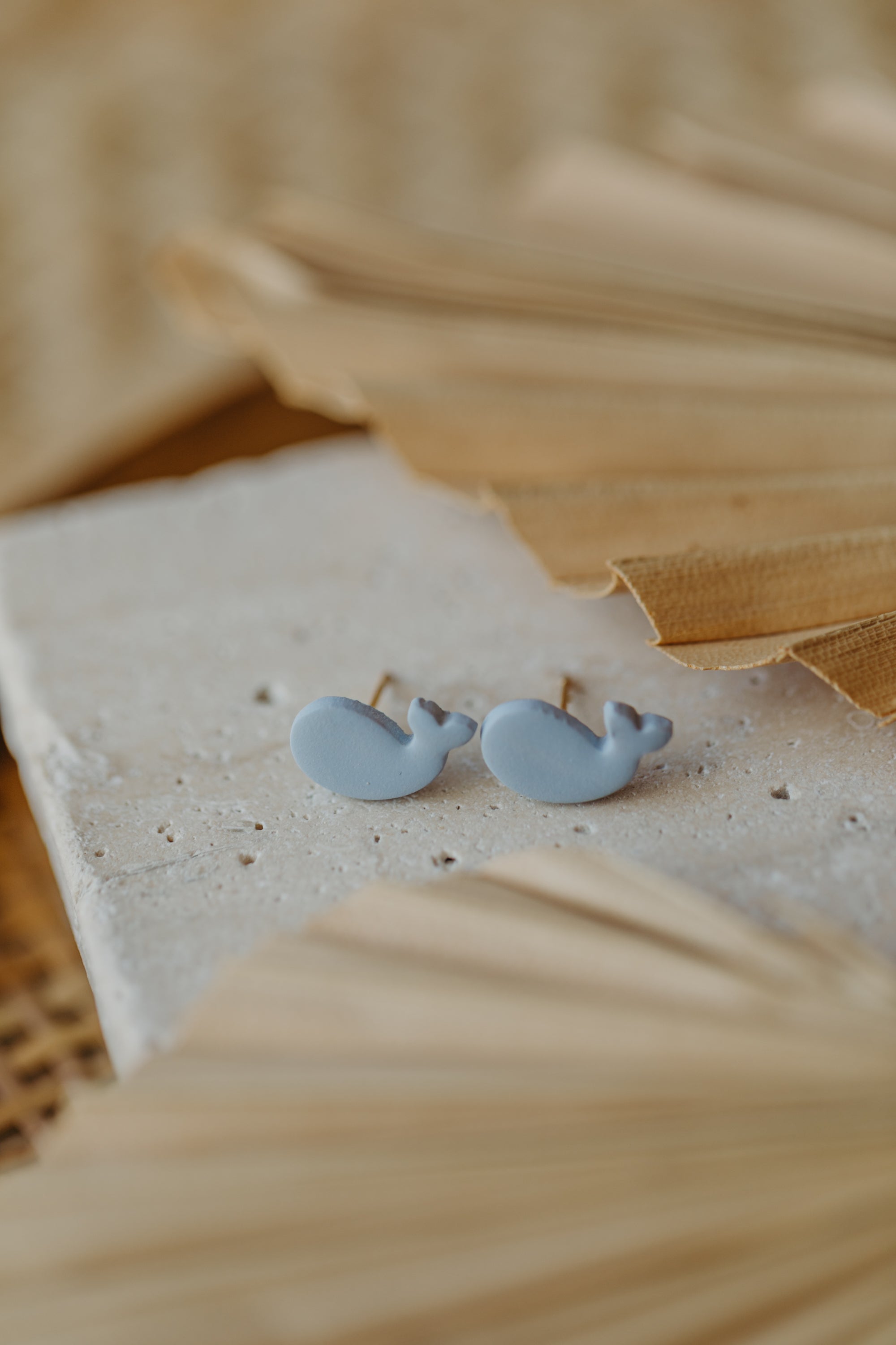 MOANA - kleine hellblaue Wal Ohrstecker aus Polymer Ton