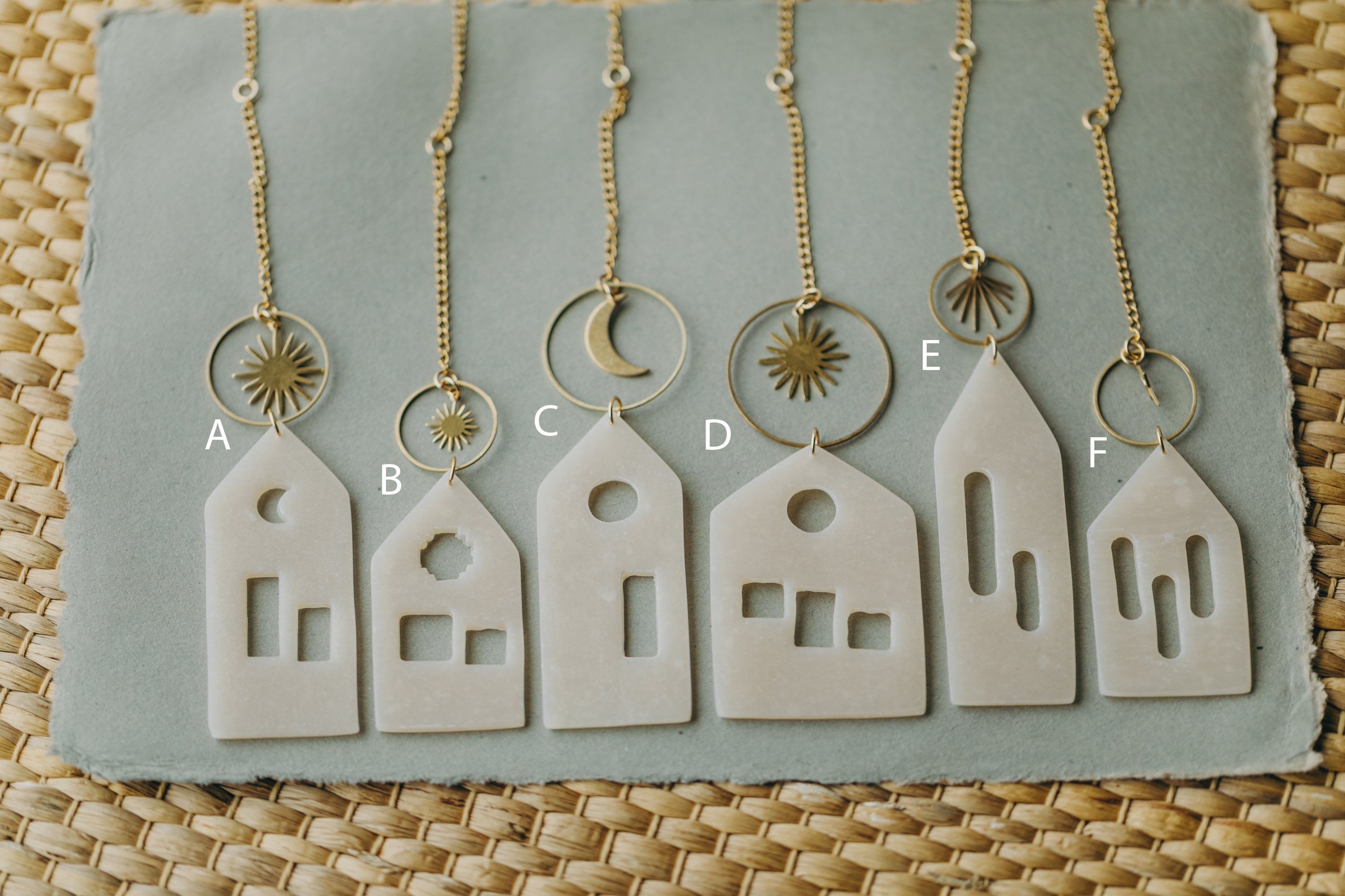 Haus-Anhänger aus Polymer Ton mit Messing Element