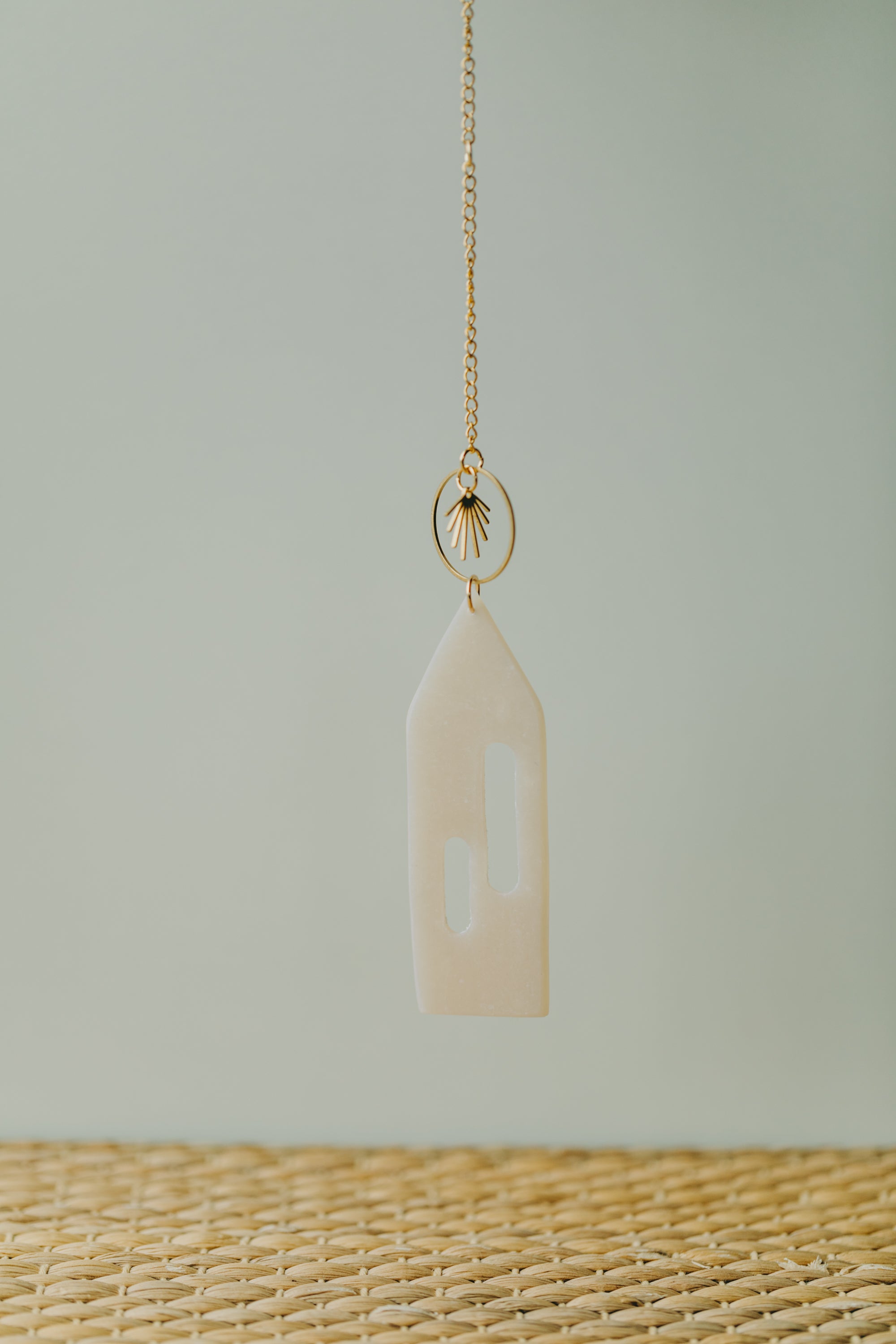 Haus-Anhänger aus Polymer Ton mit Messing Element