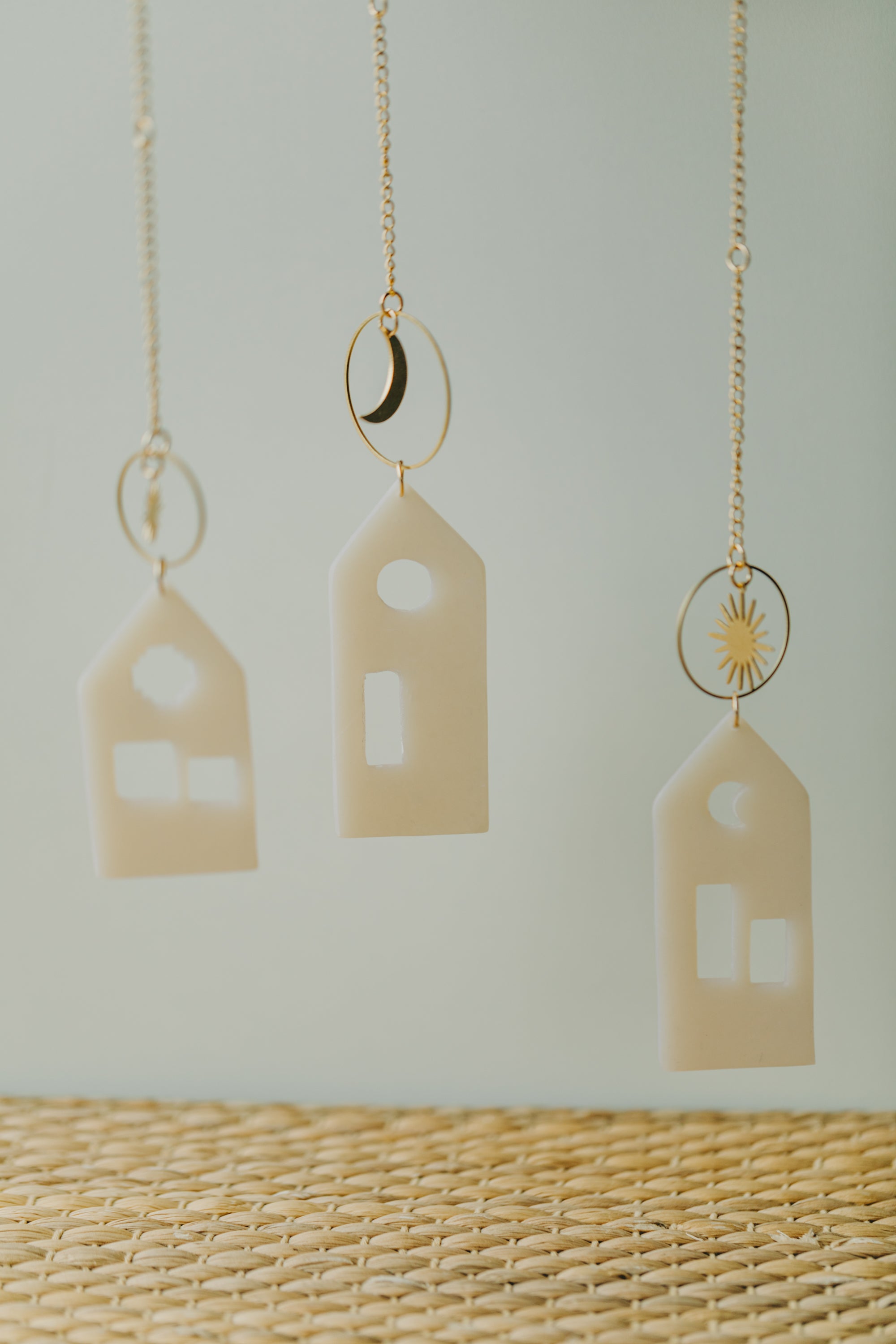 Haus-Anhänger aus Polymer Ton mit Messing Element