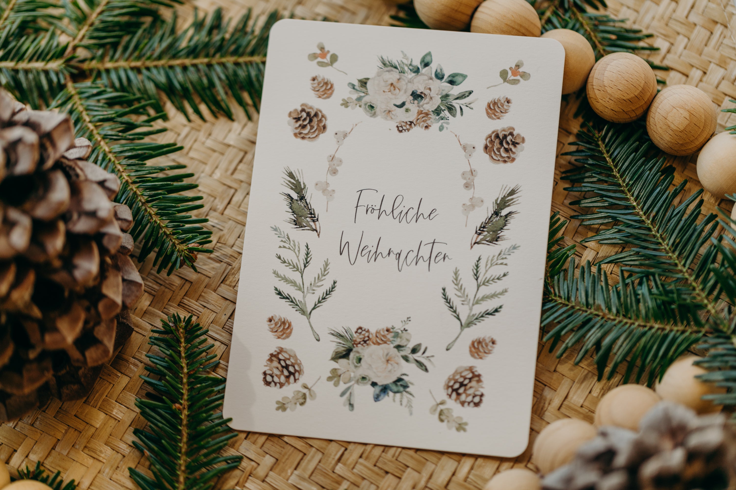 Weihnachtspostkarte Boho Blumen & Tannenzapfen