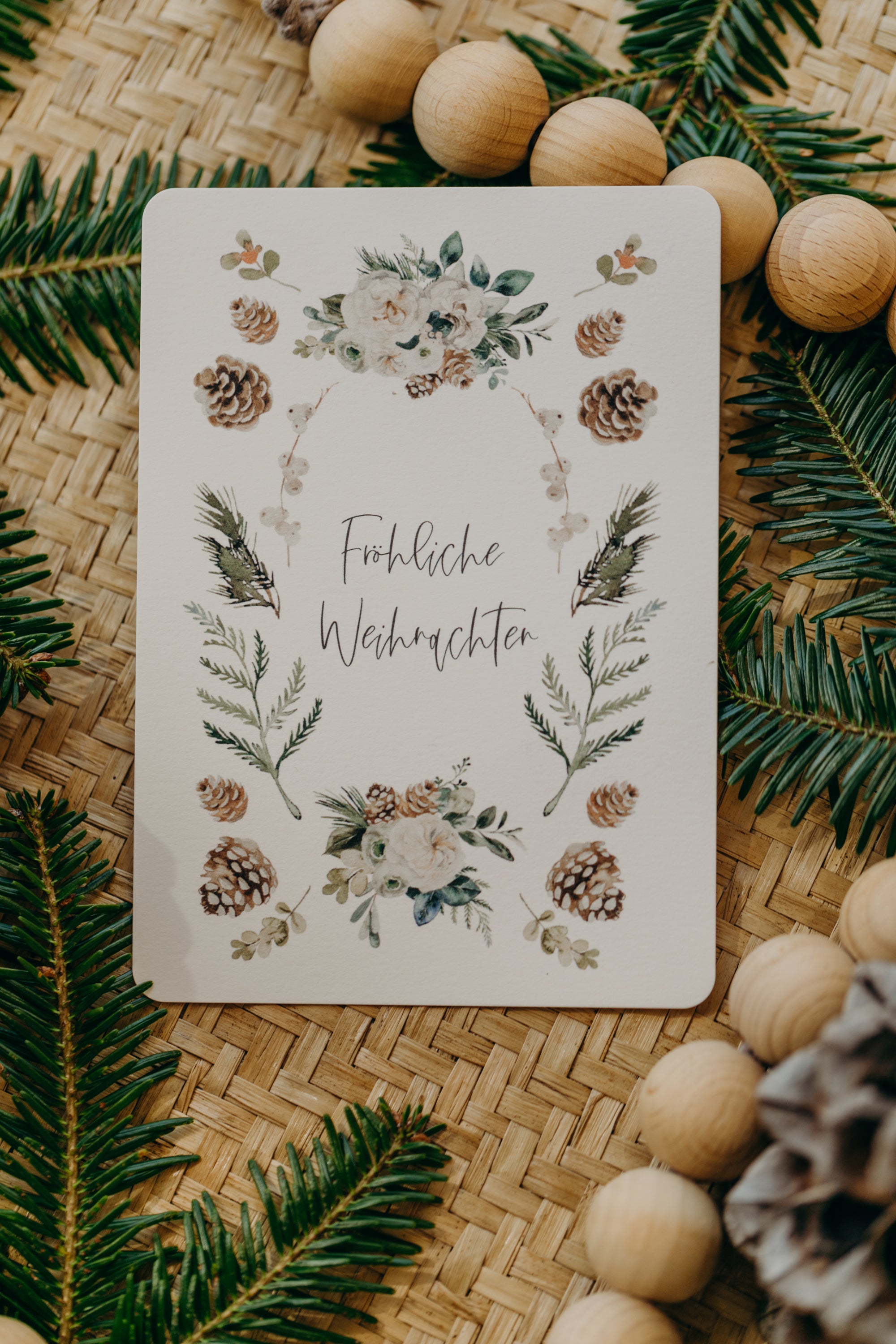 Weihnachtspostkarte Boho Blumen & Tannenzapfen