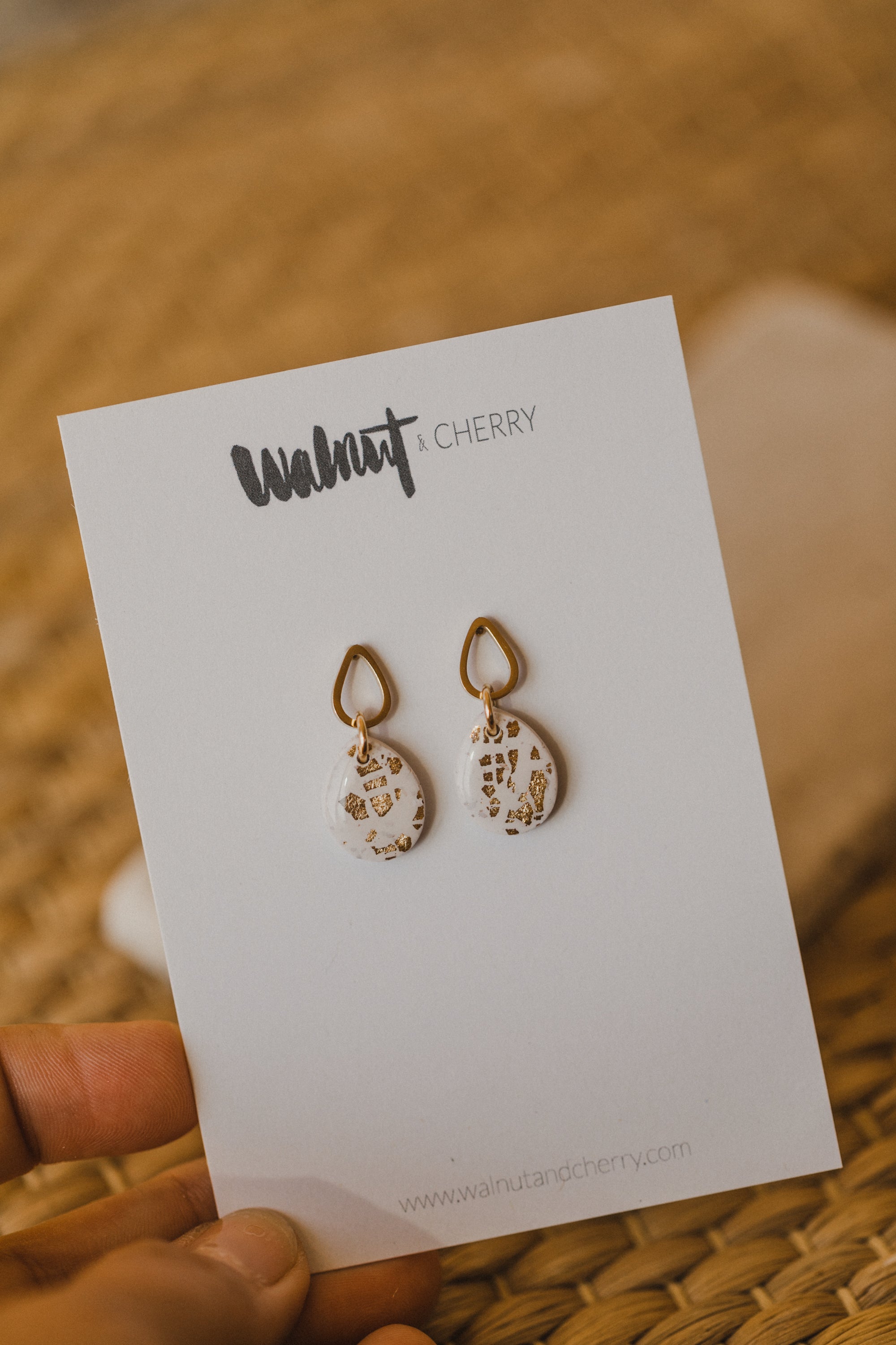 YANO- kleine Tropfen Polymer Ton Ohrringe mit Blattgold