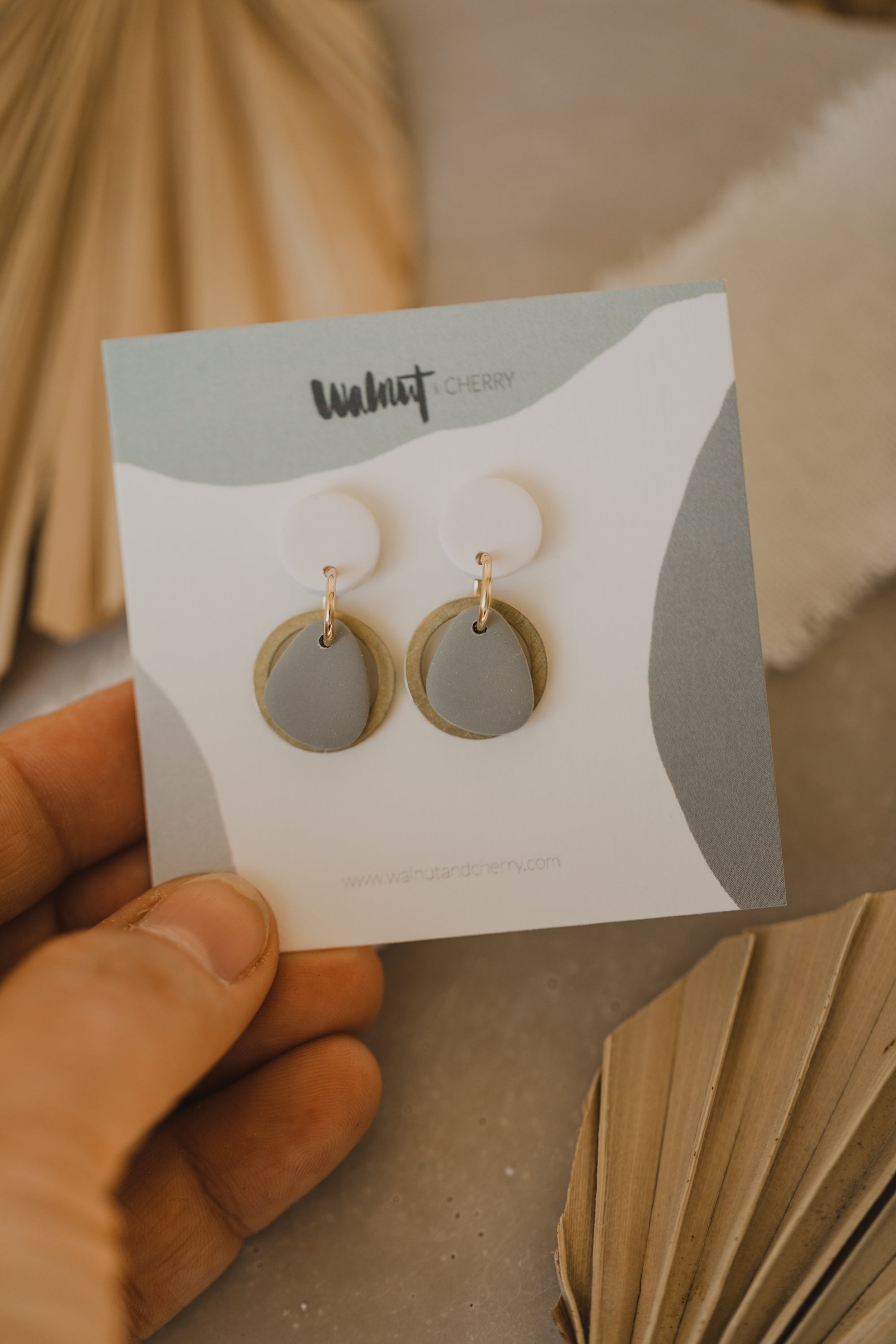 YEMA - kleine zweifarbige Polymer Ton Ohrringe