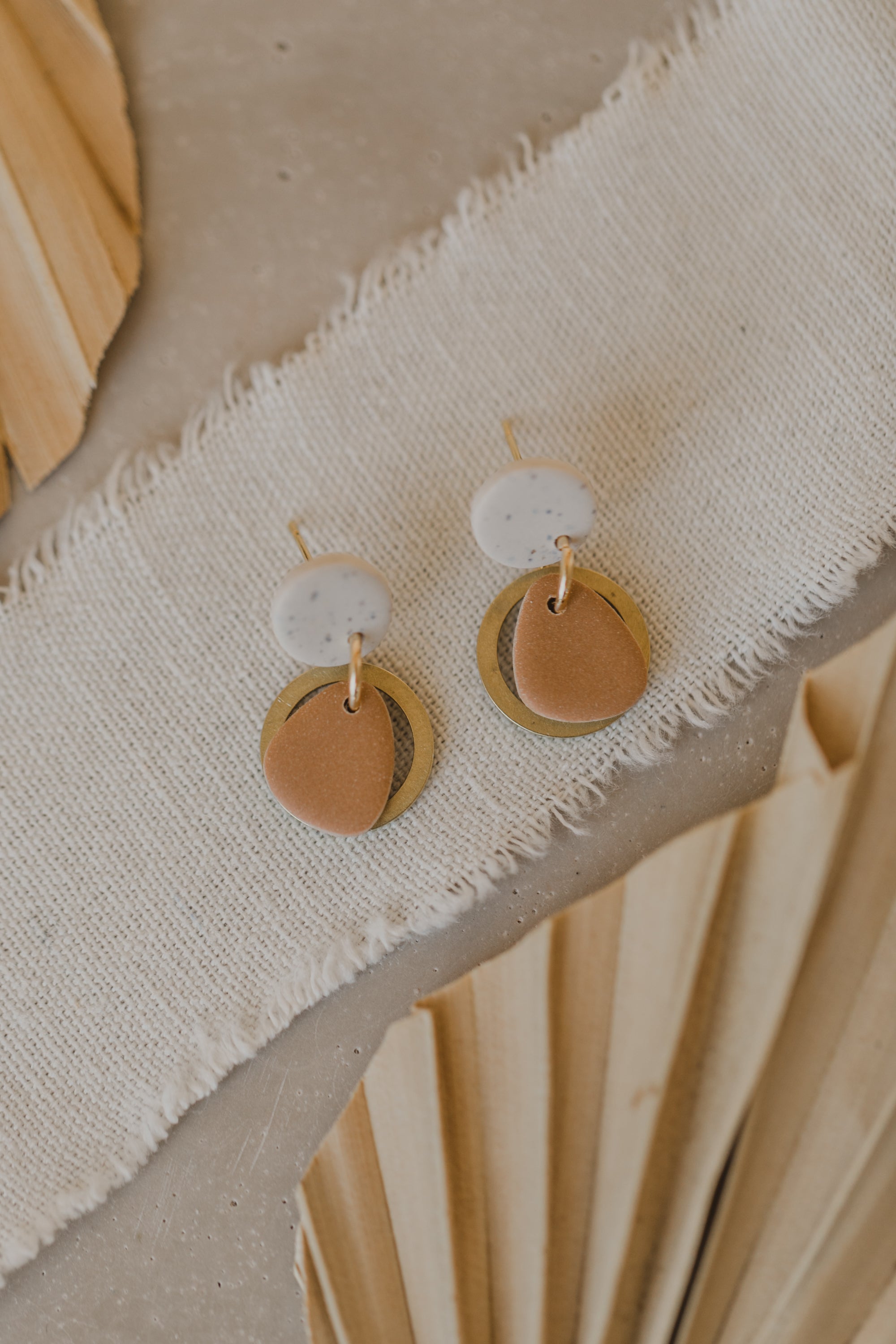 YEMA - kleine zweifarbige Polymer Ton Ohrringe