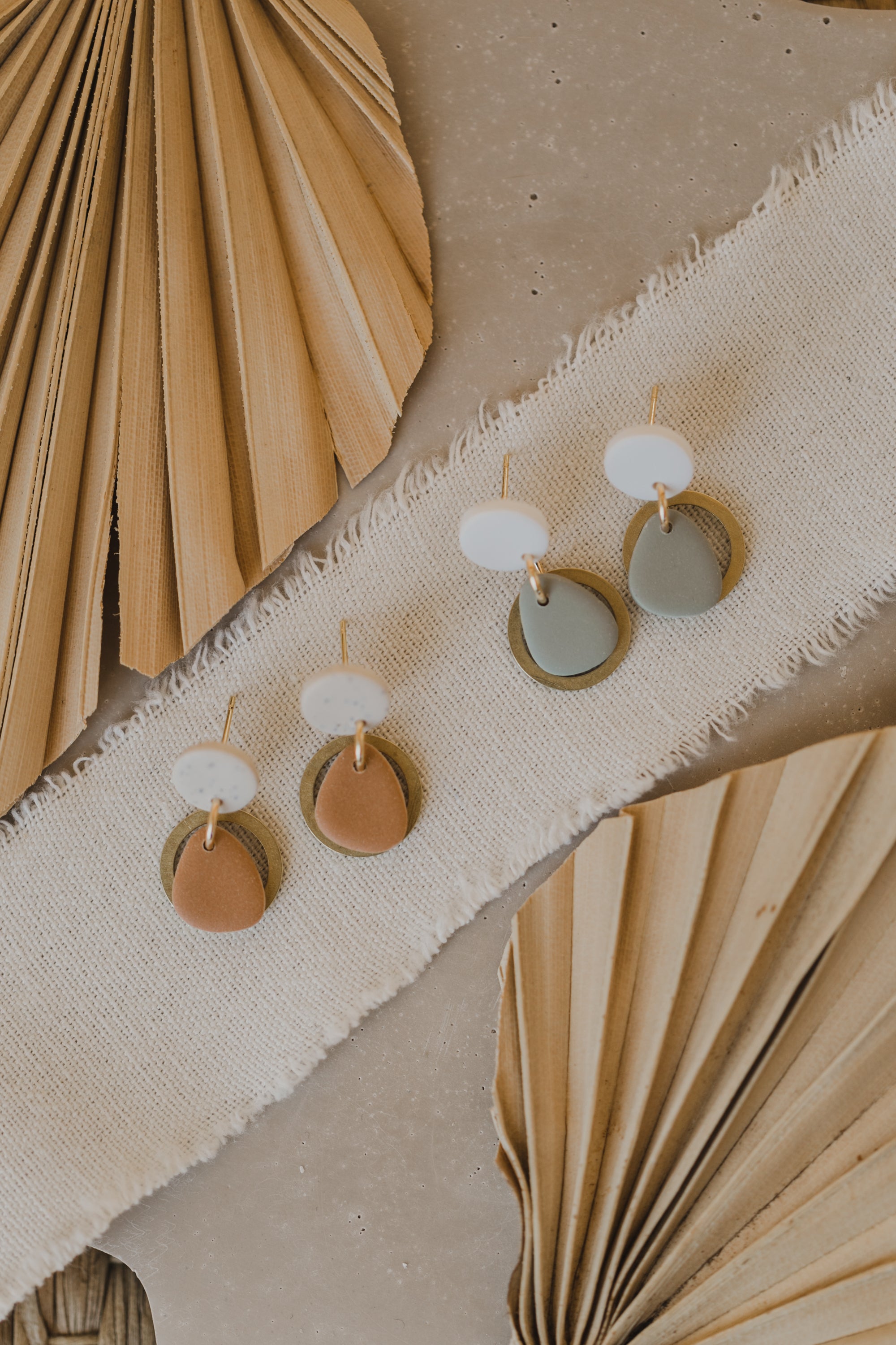 YEMA - kleine zweifarbige Polymer Ton Ohrringe