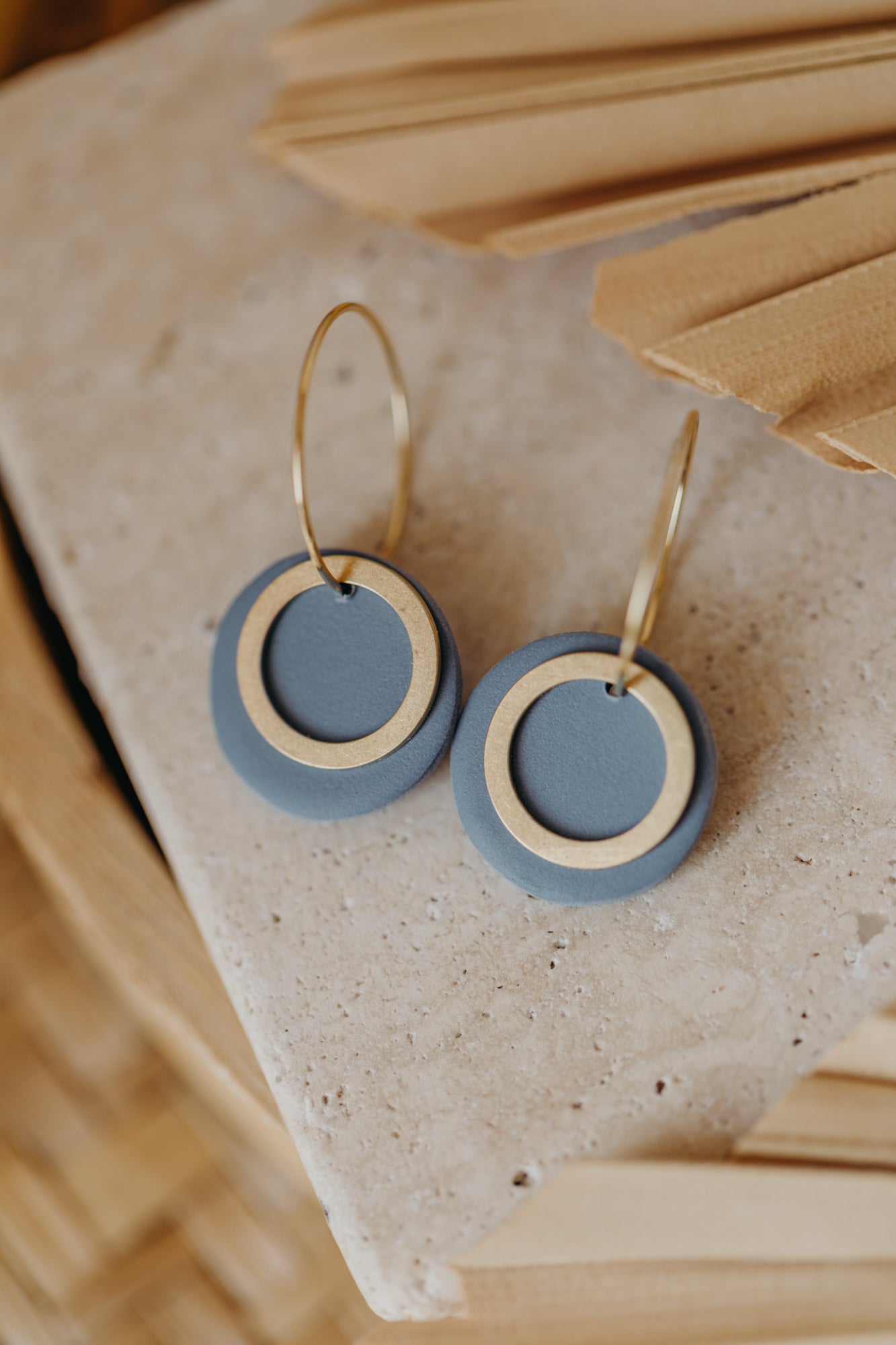 ZUNI - blaue runde Polymer Ton Creolen mit Kreis aus Messing