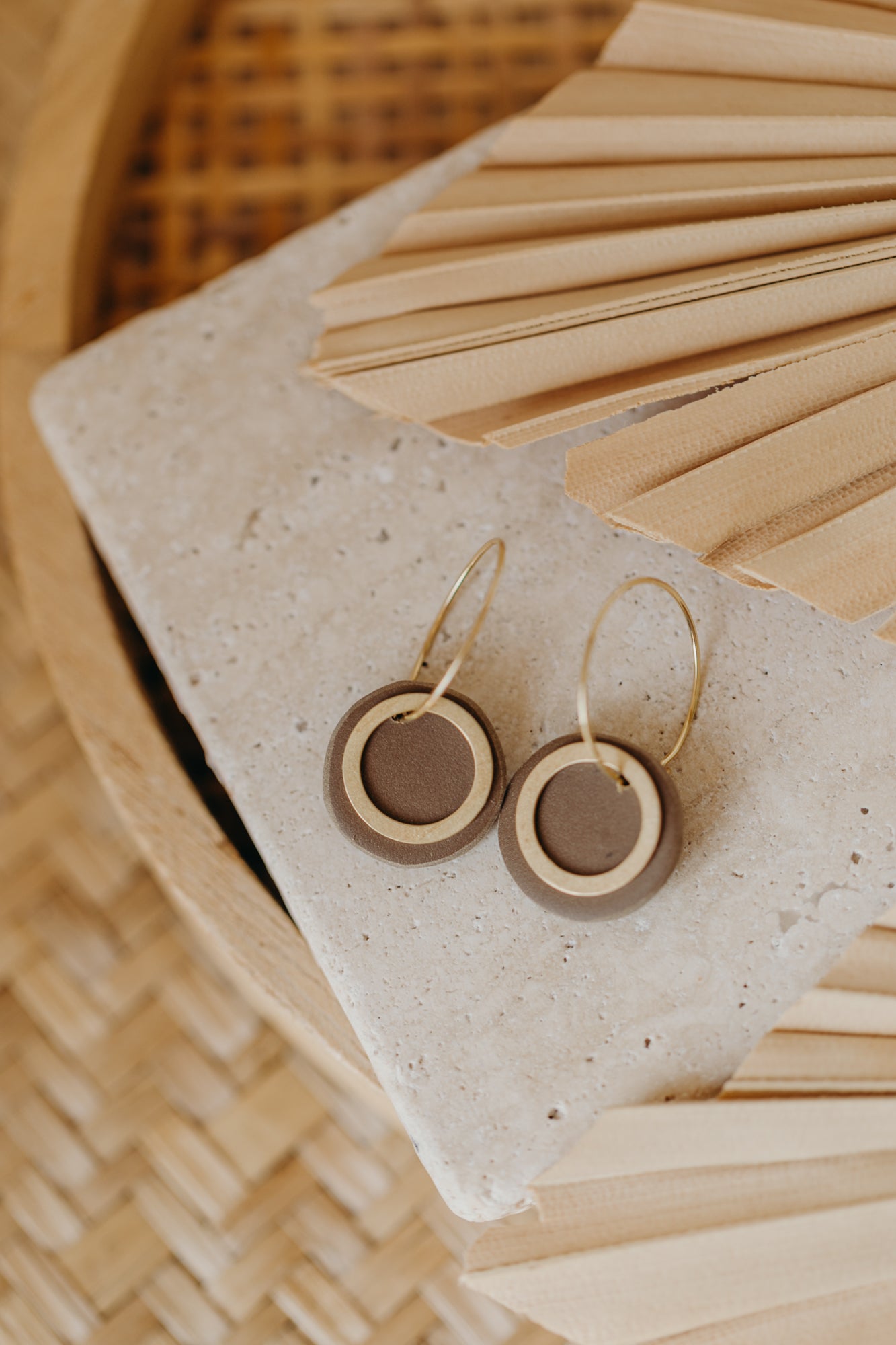 ZUNI – Dark brown earrings with gold hoop and brass circle