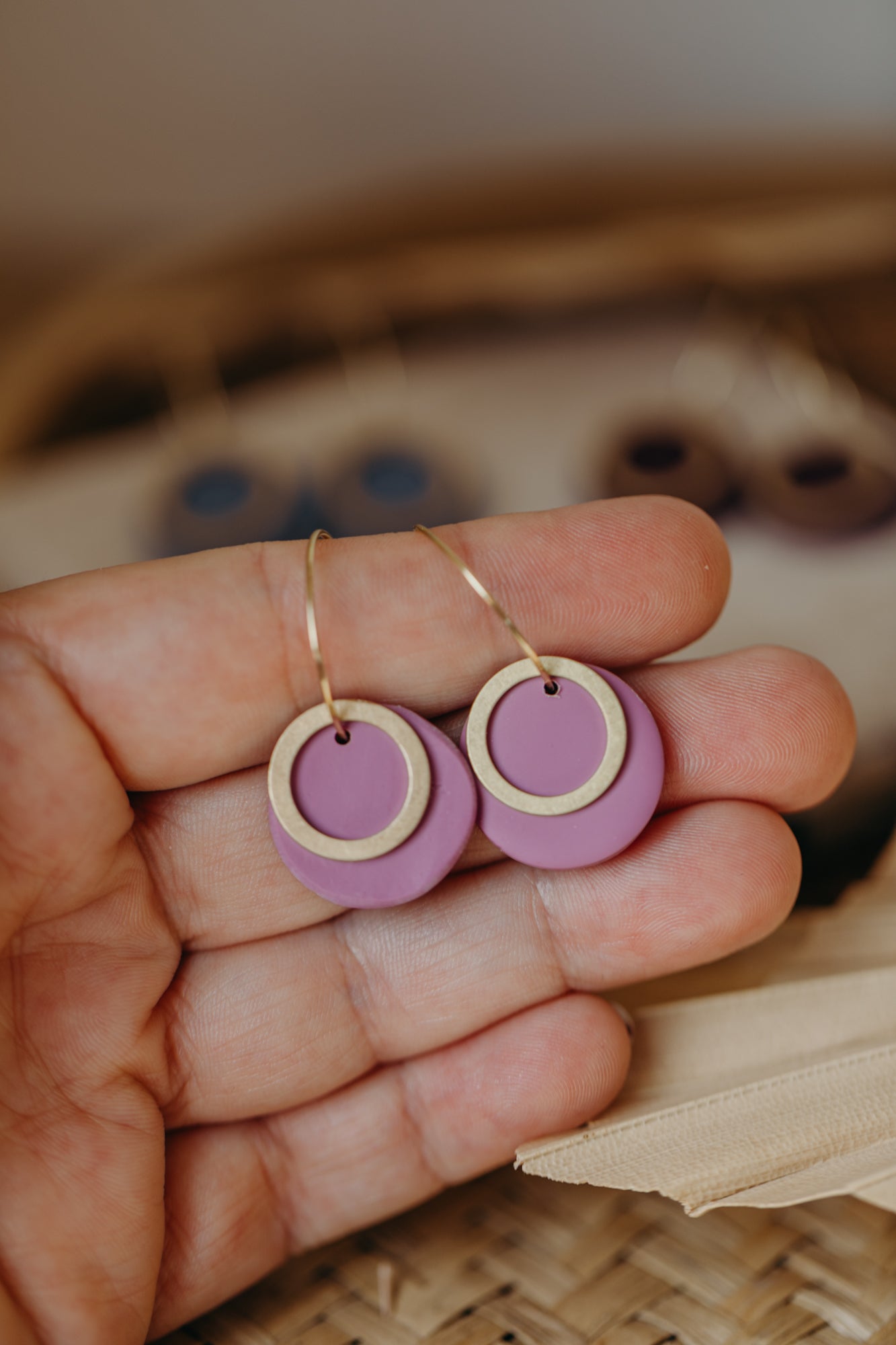 ZUNI – Fuchsia Ohrringe mit goldener Creole und Messing-Kreis