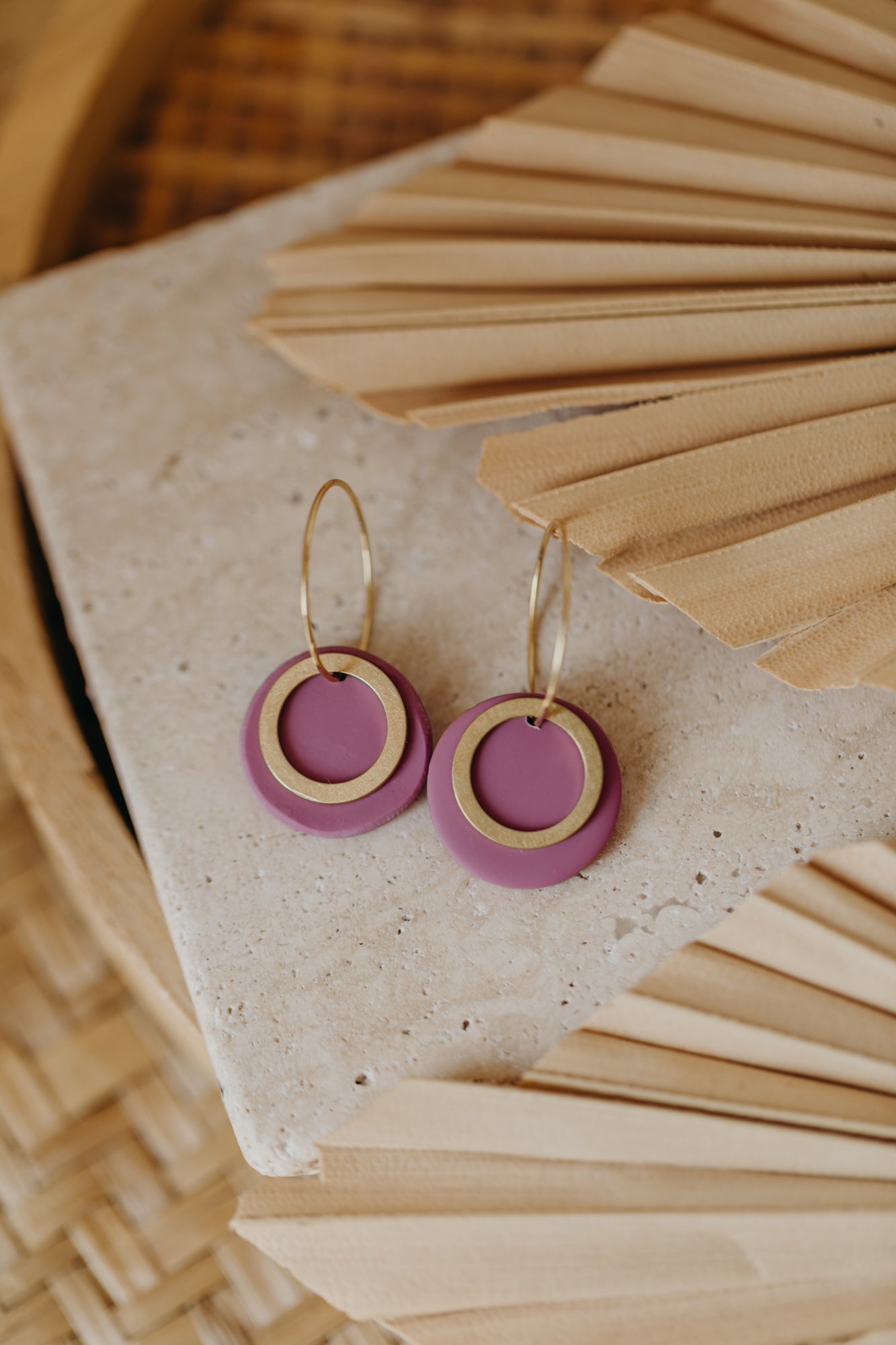 ZUNI – Fuchsia Ohrringe mit goldener Creole und Messing-Kreis