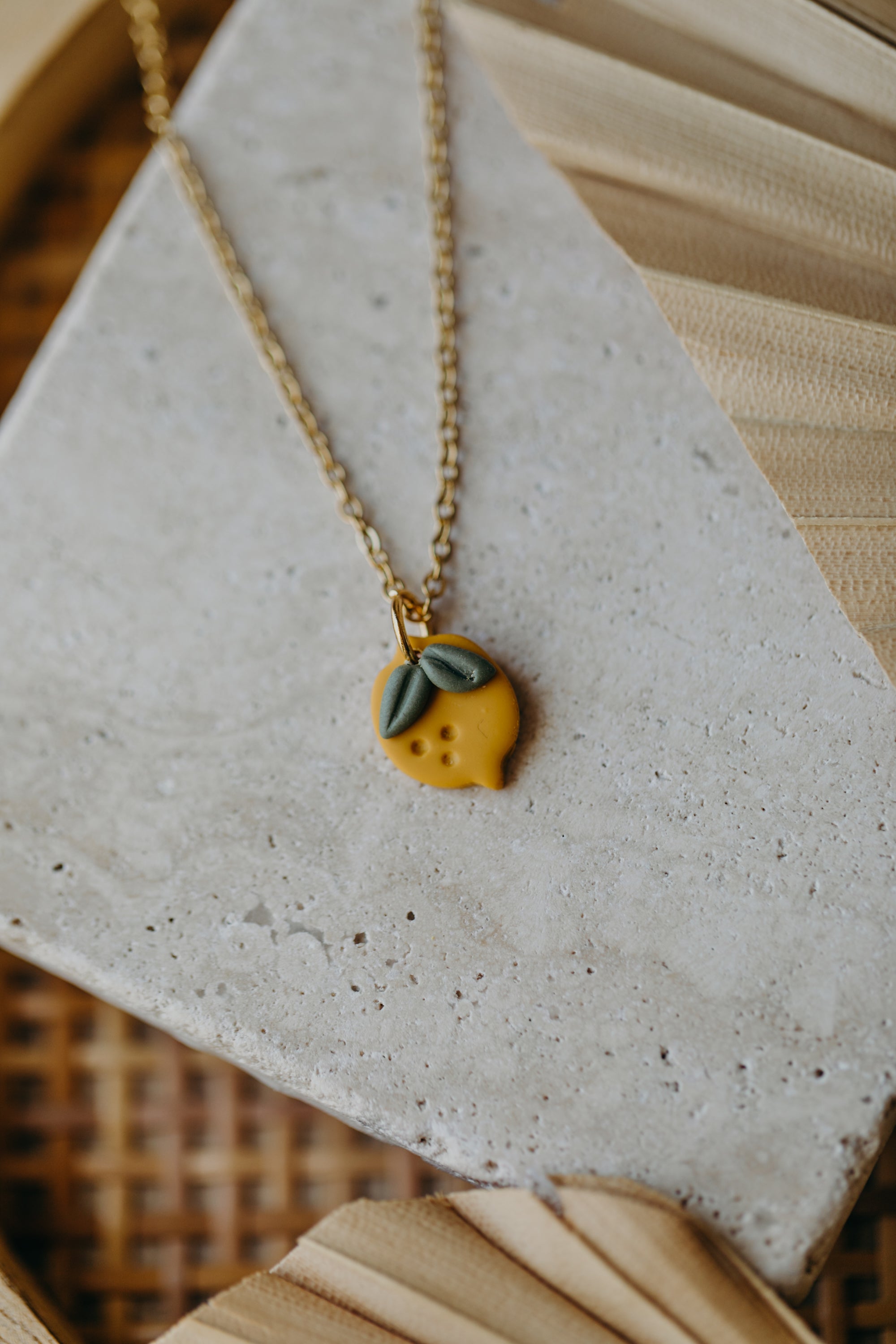 Halskette mit kleiner Zitrone aus Polymer Ton