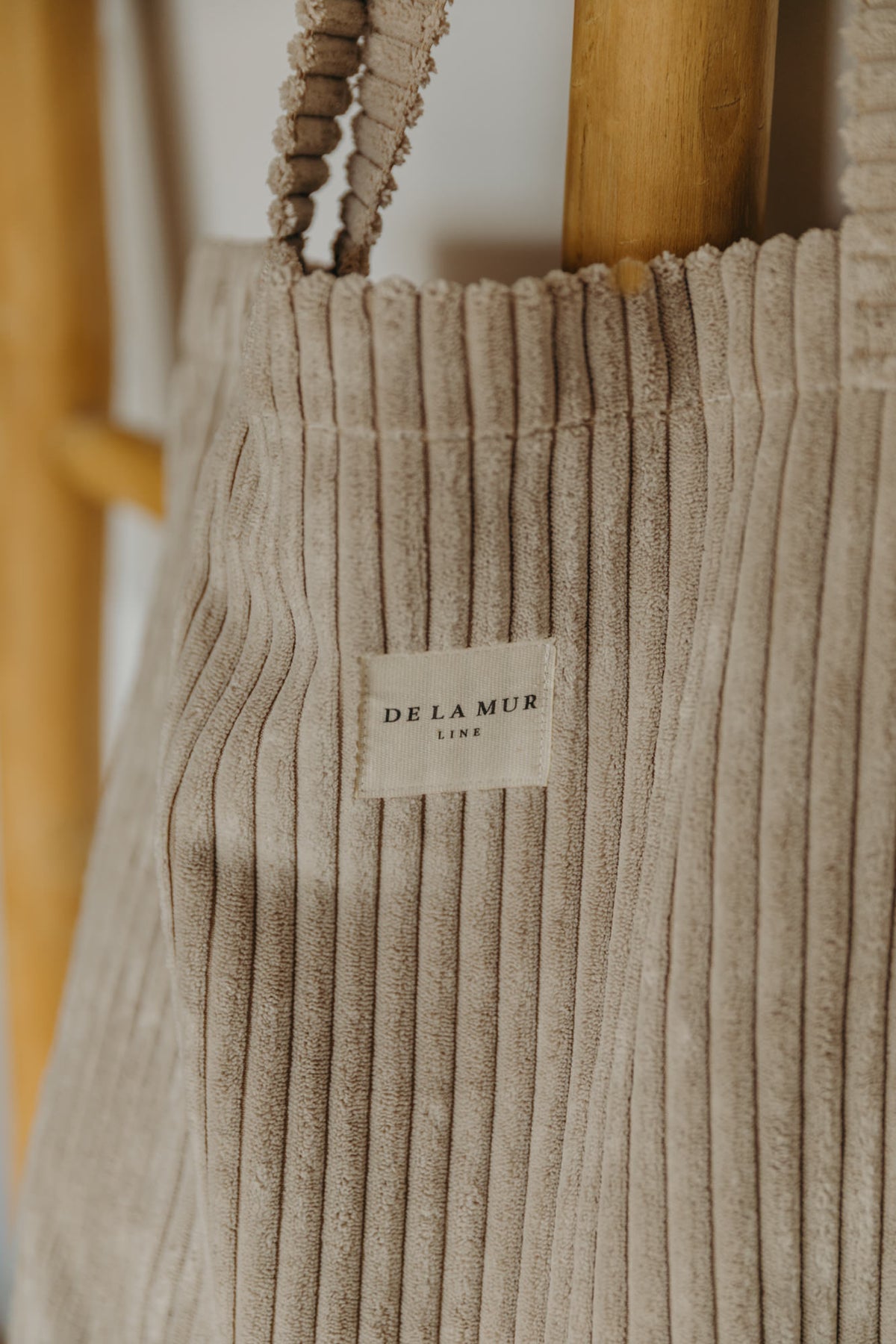Großer beiger Cord Shopper MOKA mit Reißverschluss Detail Stoff