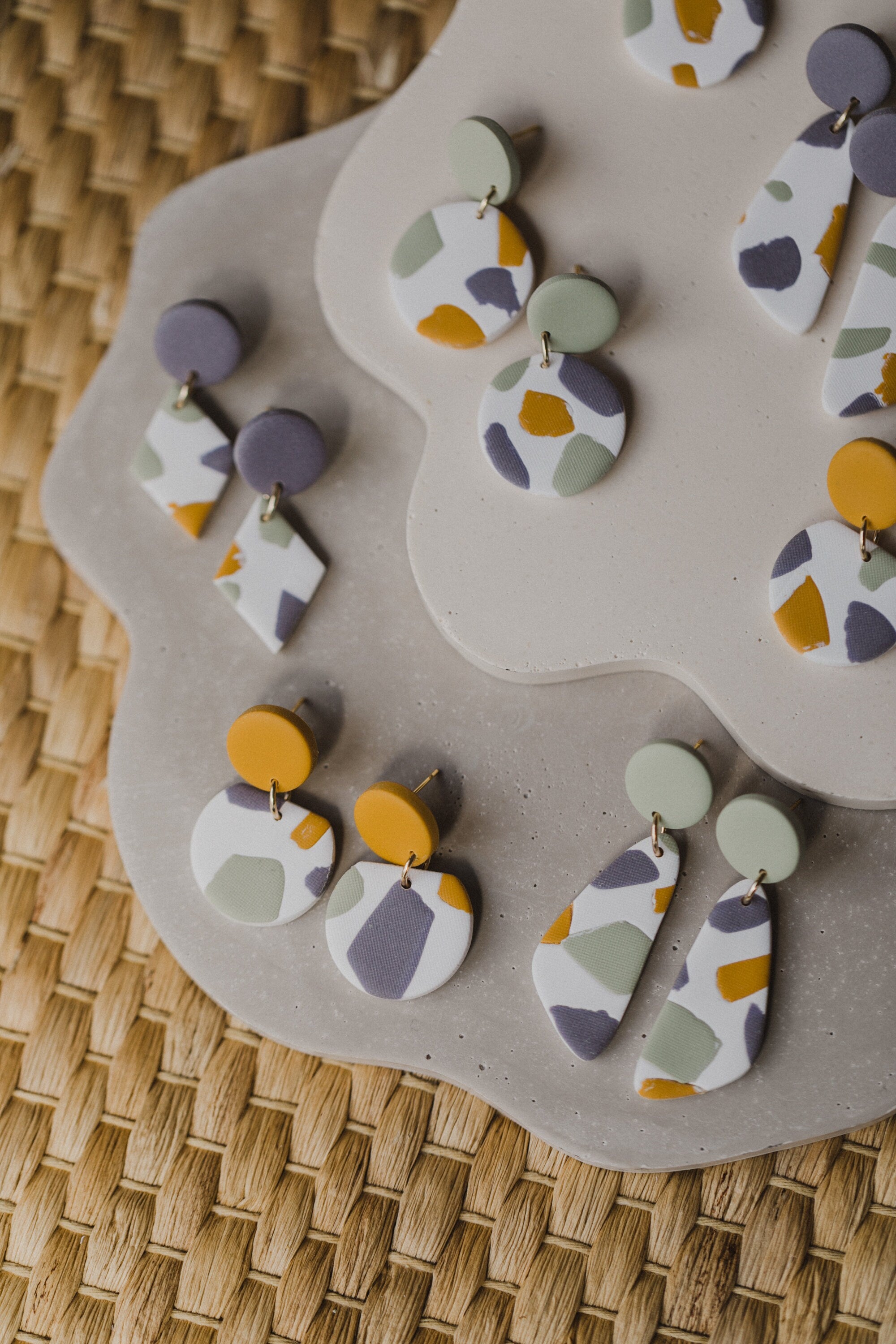 Bunte rauteförmige Terrazzo Ohrringe aus Polymer Ton