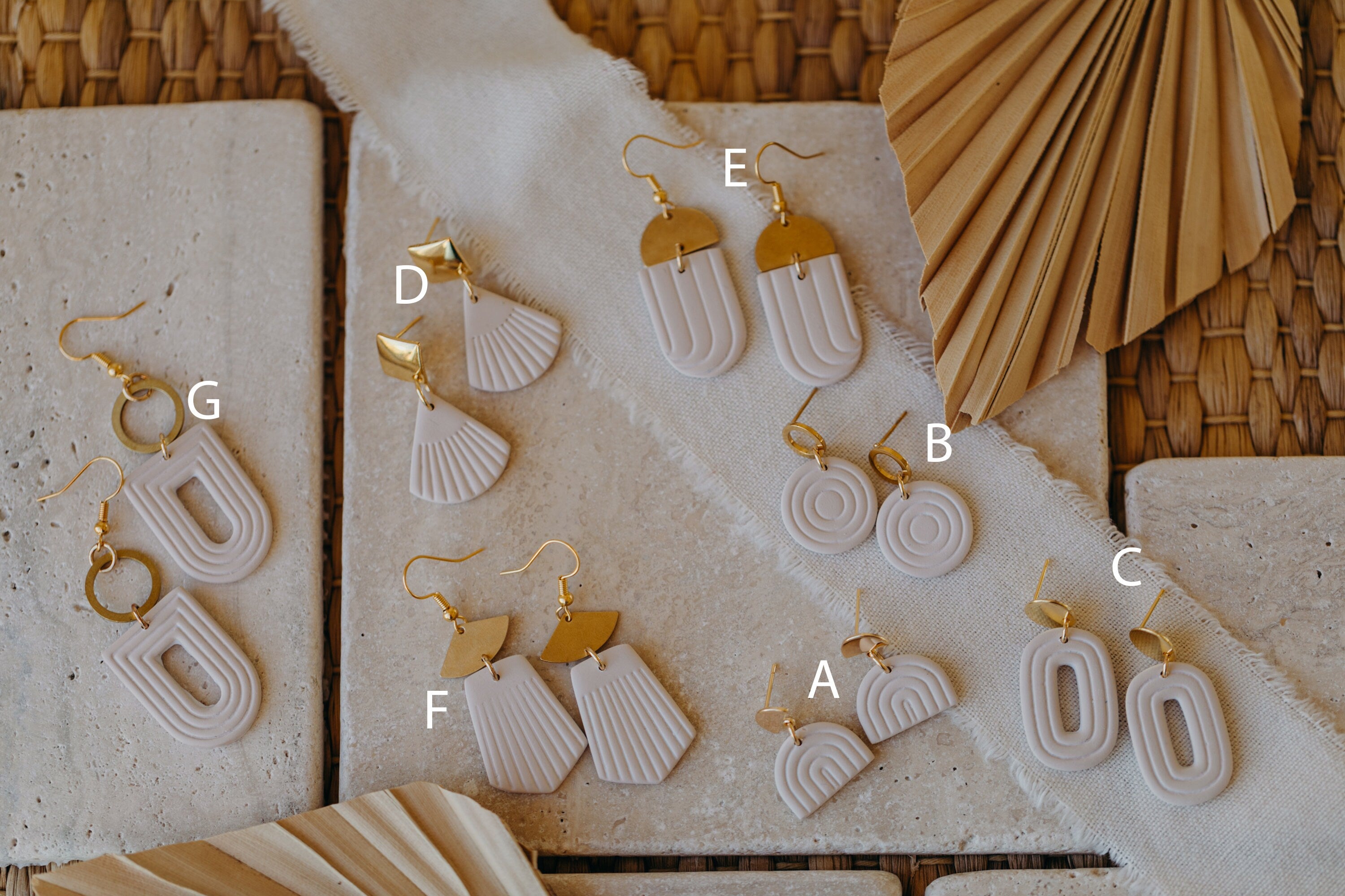 helle Polymer Ton Ohrringe mit weißen Linien